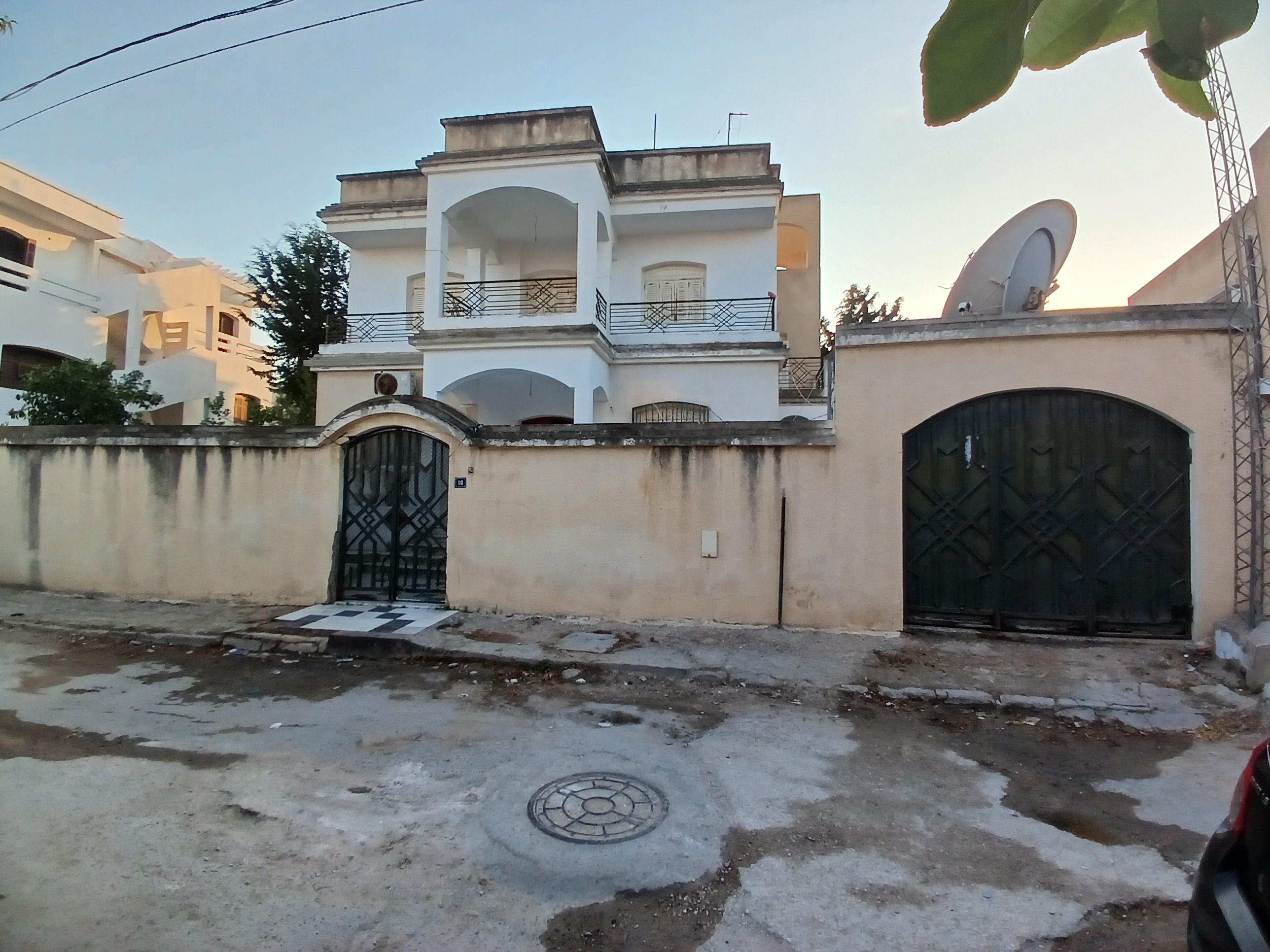Raoued Cite El Ghazala 1 Vente Maisons Villa spacieuse avec studio