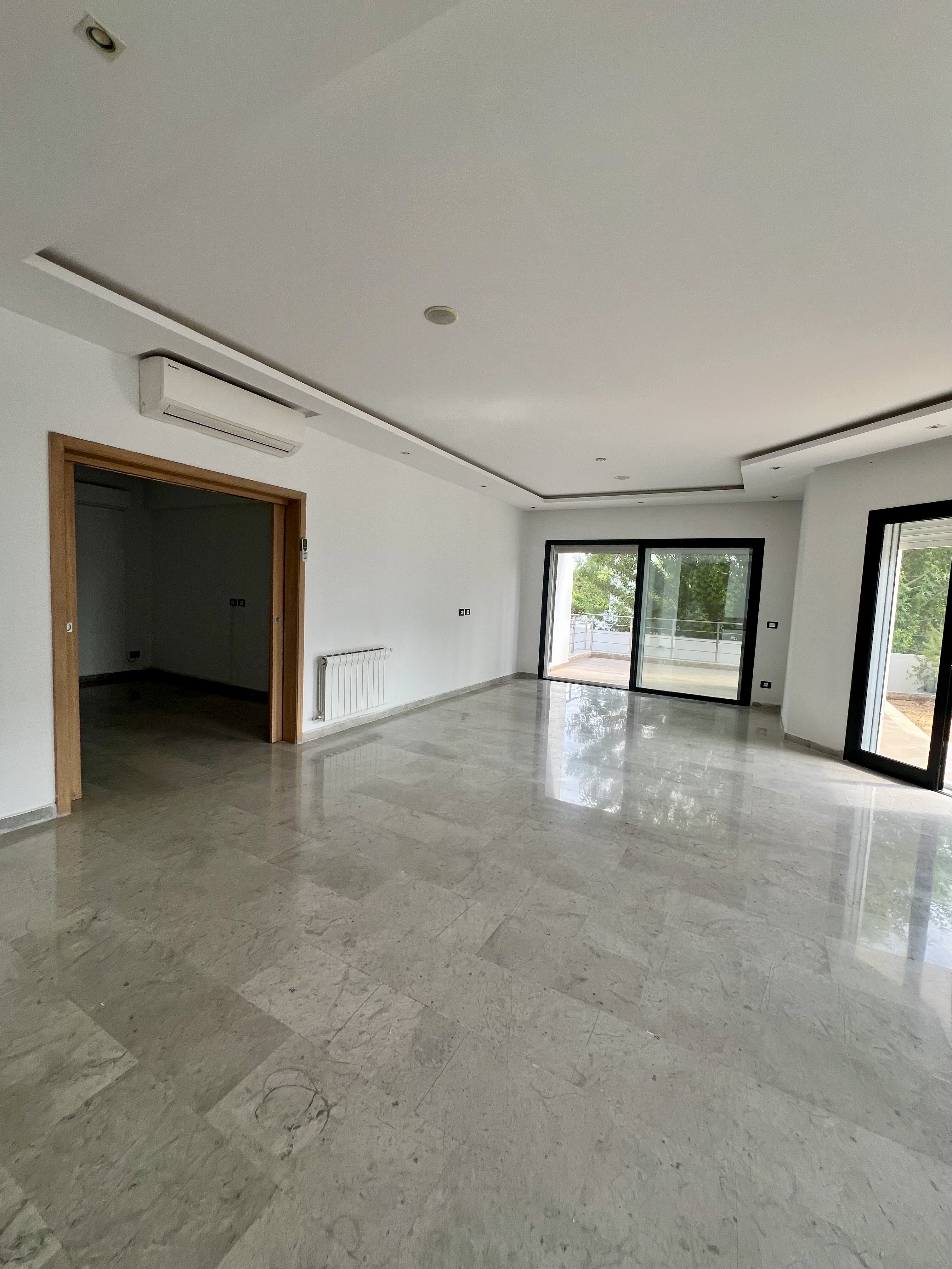 La Marsa Berge Du Lac Location Appart. 4 pices Rdc de villa salon et 4 chambres et jardin