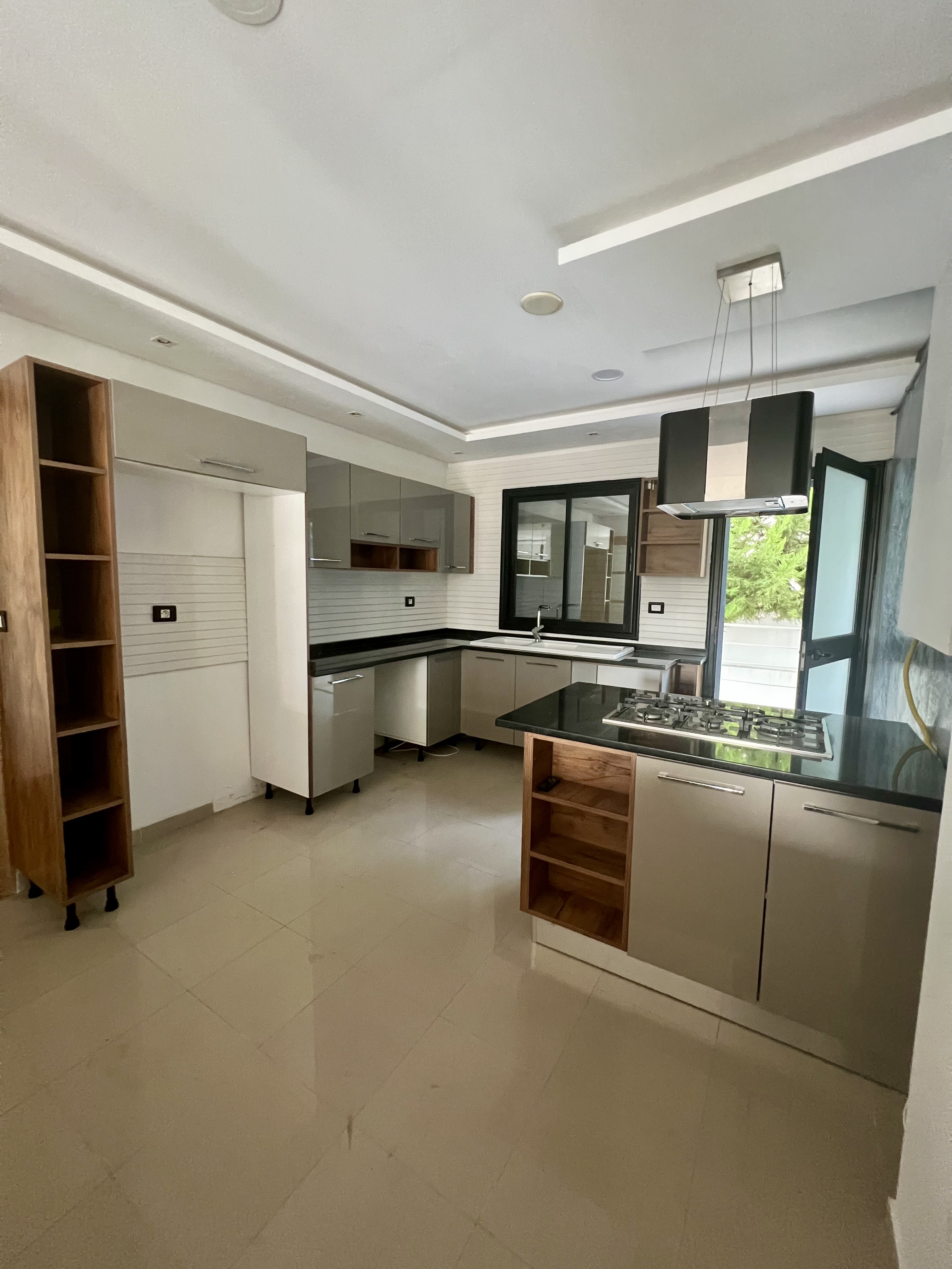La Marsa Berge Du Lac Location Appart. 4 pices Rdc de villa salon et 4 chambres et jardin