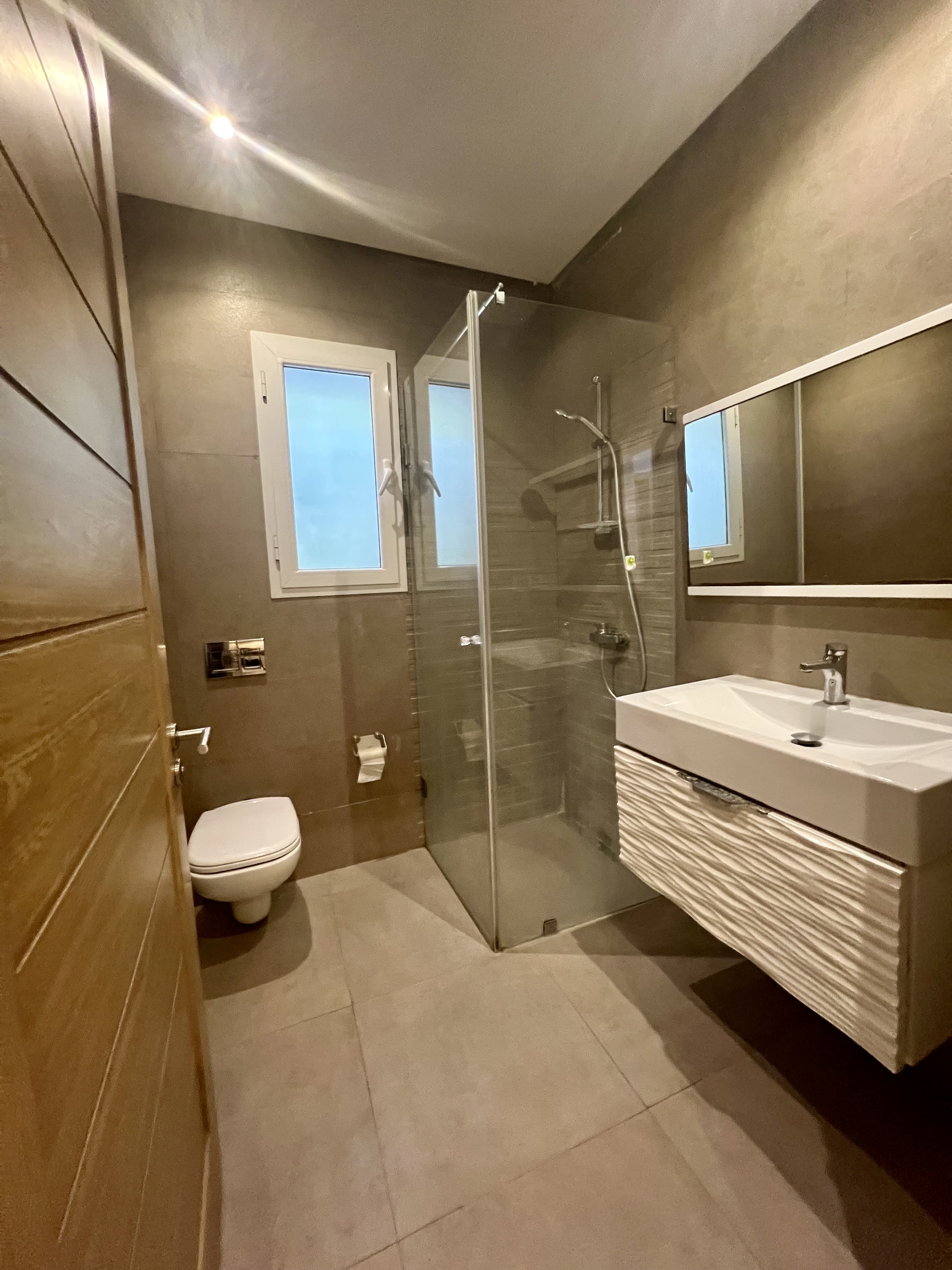 La Marsa Berge Du Lac Location Appart. 4 pices Rdc de villa salon et 4 chambres et jardin