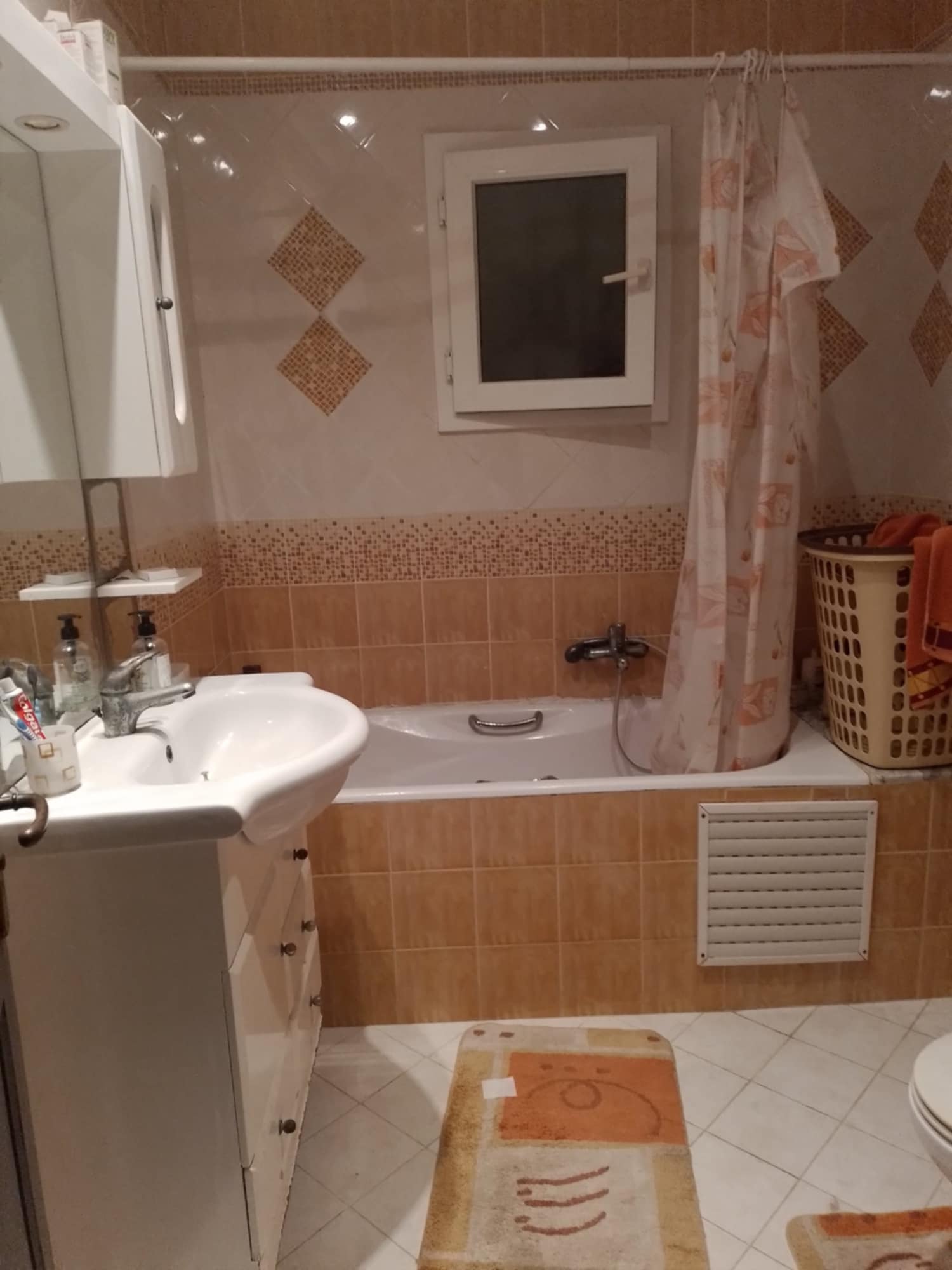 La Soukra Charguia 1 Location Appart. 5 pices+ Villa jardin d enfants