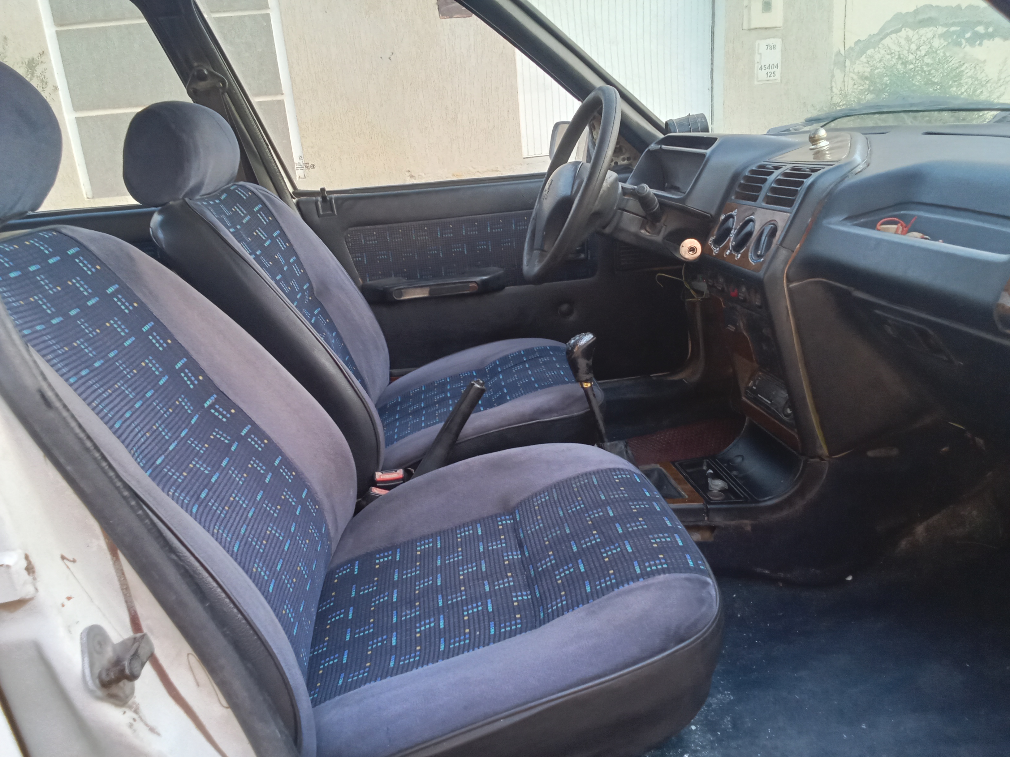 Gabes Medina Cite Des Oasis Peugeot 205 Peugeot 205