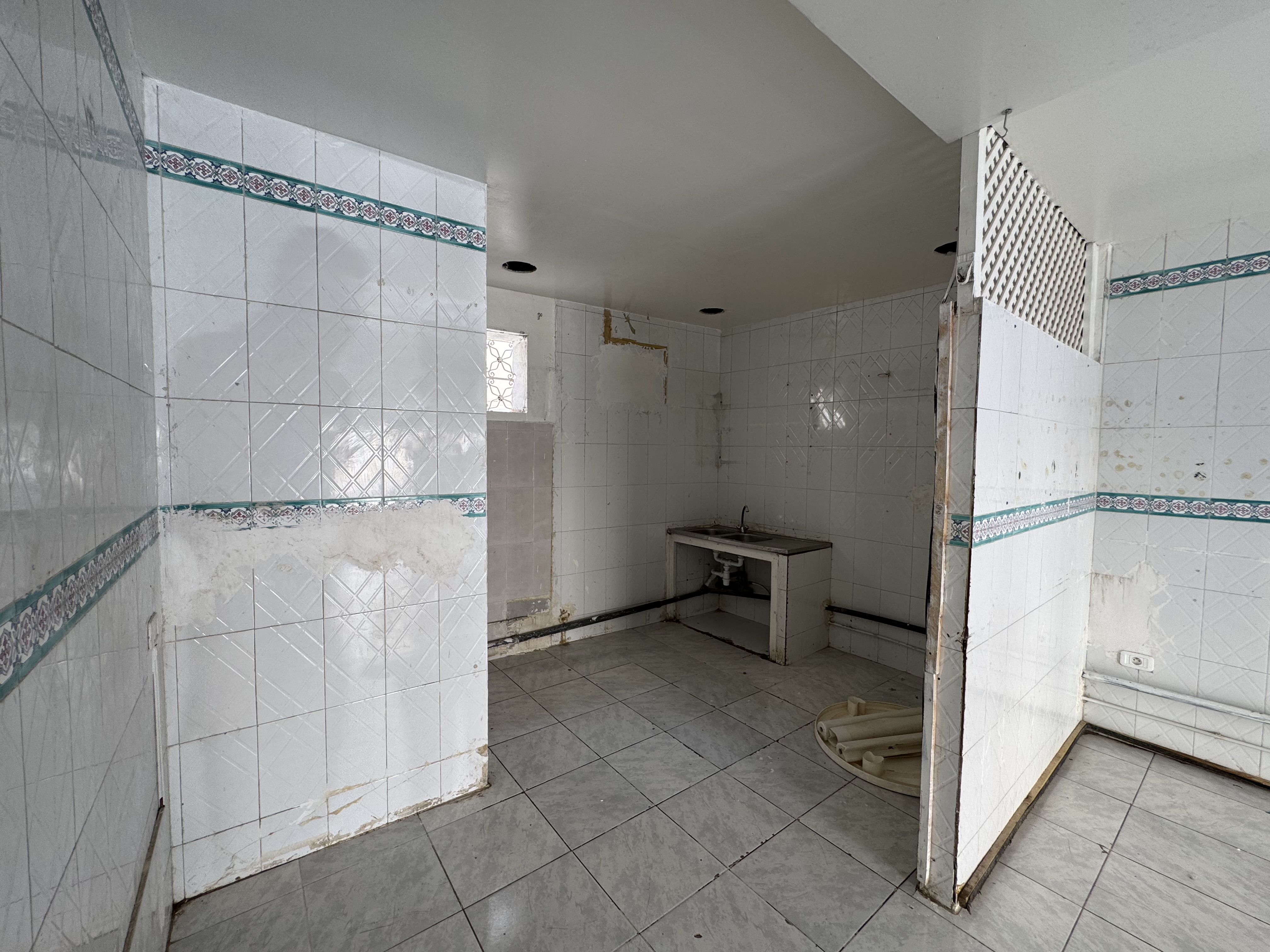 La Soukra Borj Louzir Bureaux & Commerces Grance libre Local de 25 m2 a borj louzir