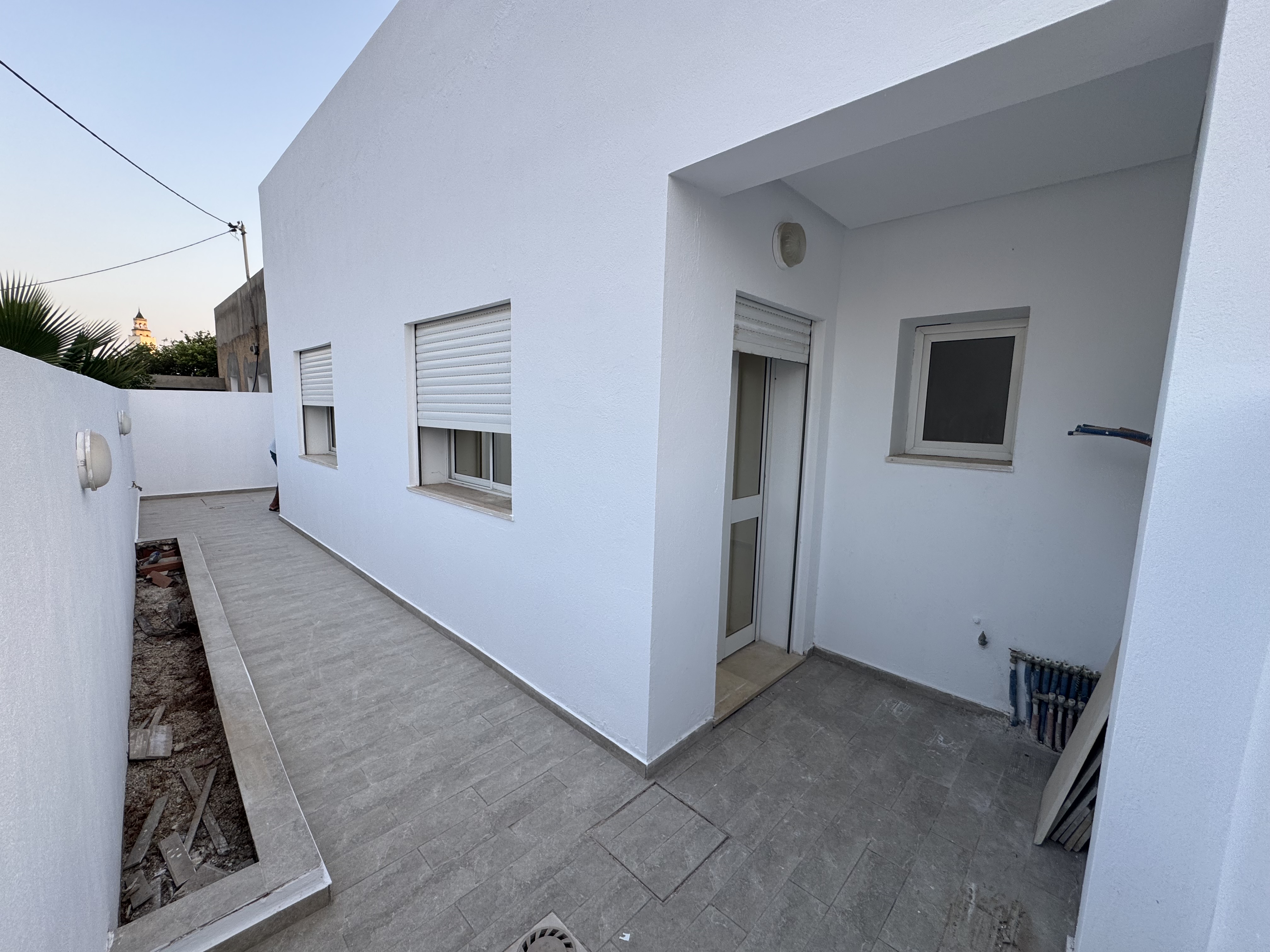 Ariana Ville Riadh Landlous Location Appart. 4 pices Rdc villa s3 1350 d riadh andalous
