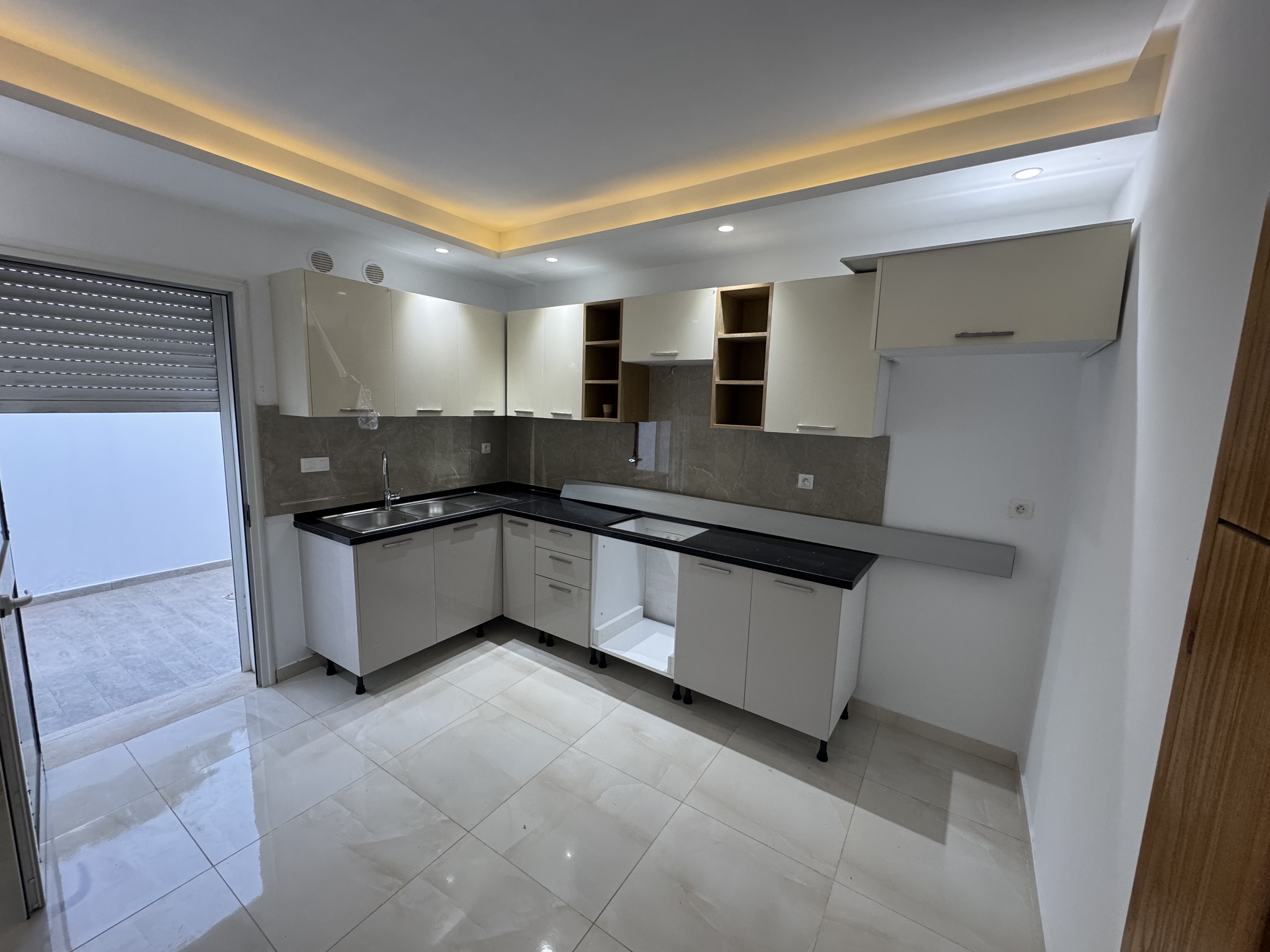 Ariana Ville Riadh Landlous Location Appart. 4 pices Rdc villa s3 1350 d riadh andalous