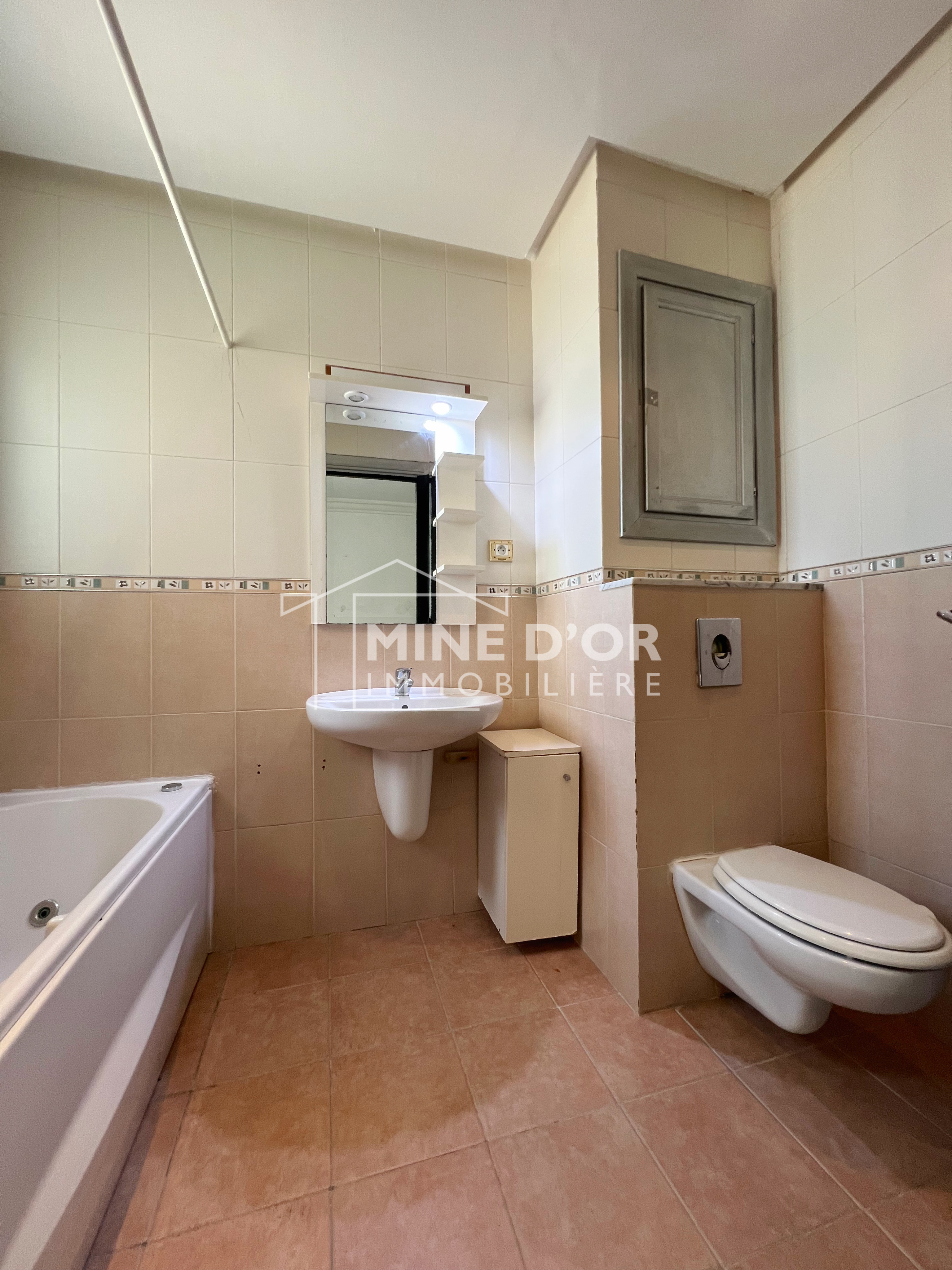 Cite El Khadra Zone urbaine nord Location Appart. 4 pices Al apprt magnifique s3 bien orient au cun