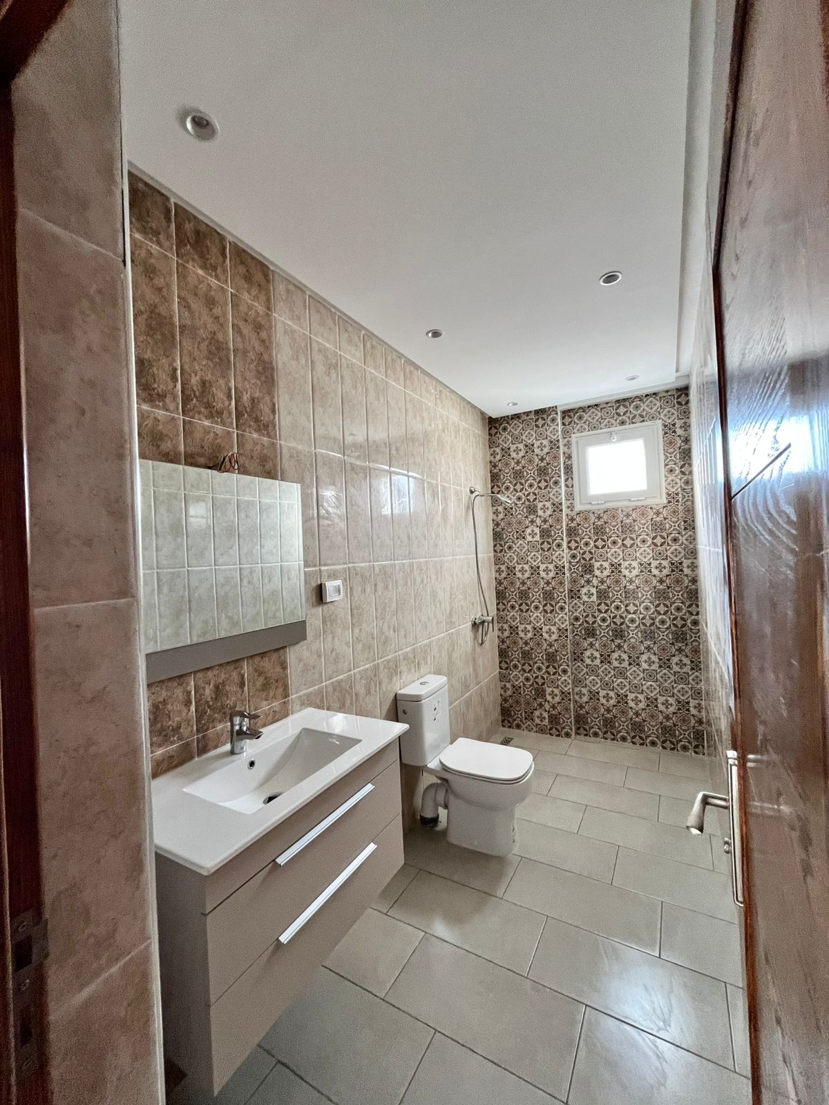 Gabes Sud Cite Hached Location Appart. 4 pices Spacieux appartement neuf