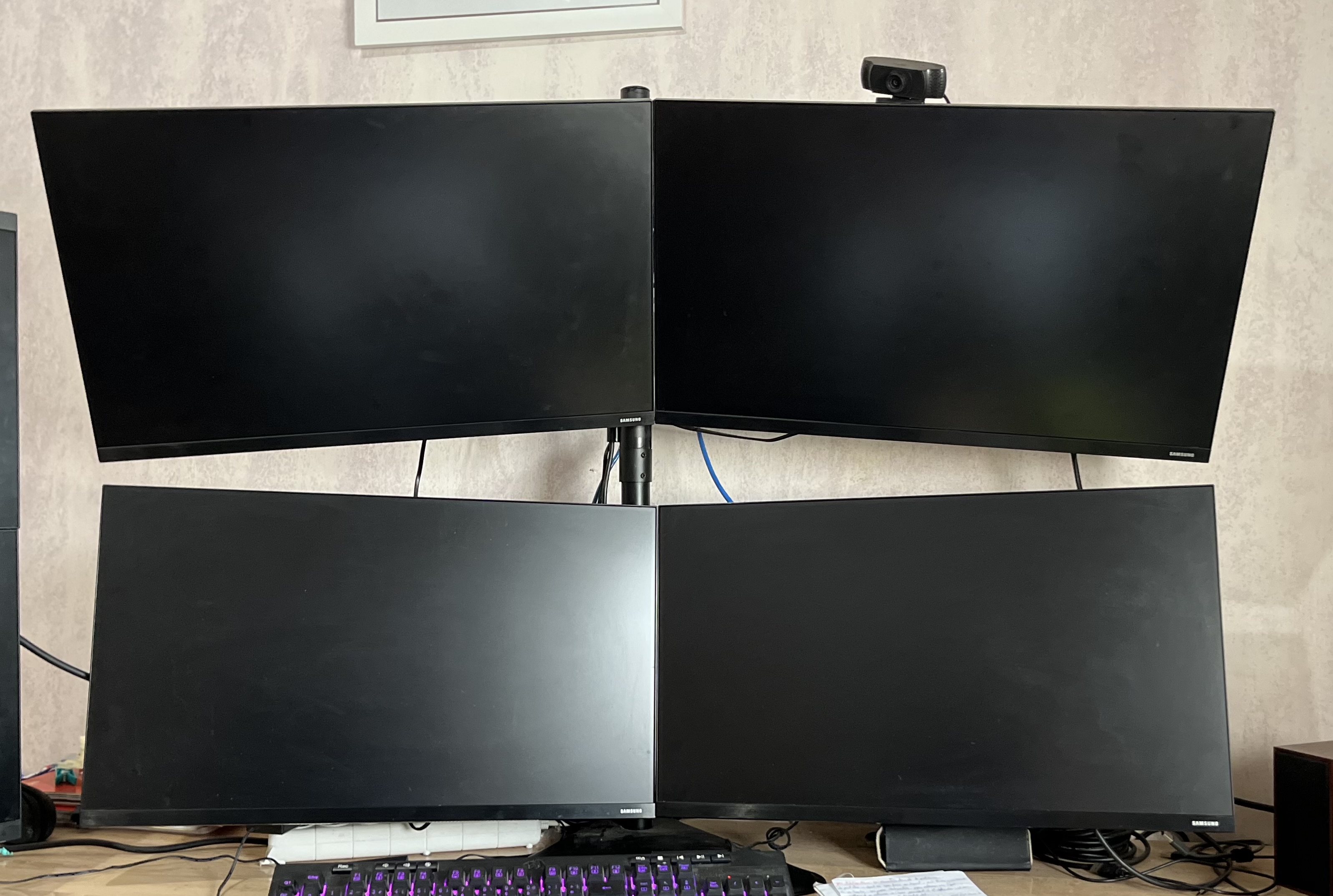 Ariana Ville El Menzah 8 Tlviseur Tl. LED Lot de 4 moniteur samsung 27 full hd  srie 3 t35f
