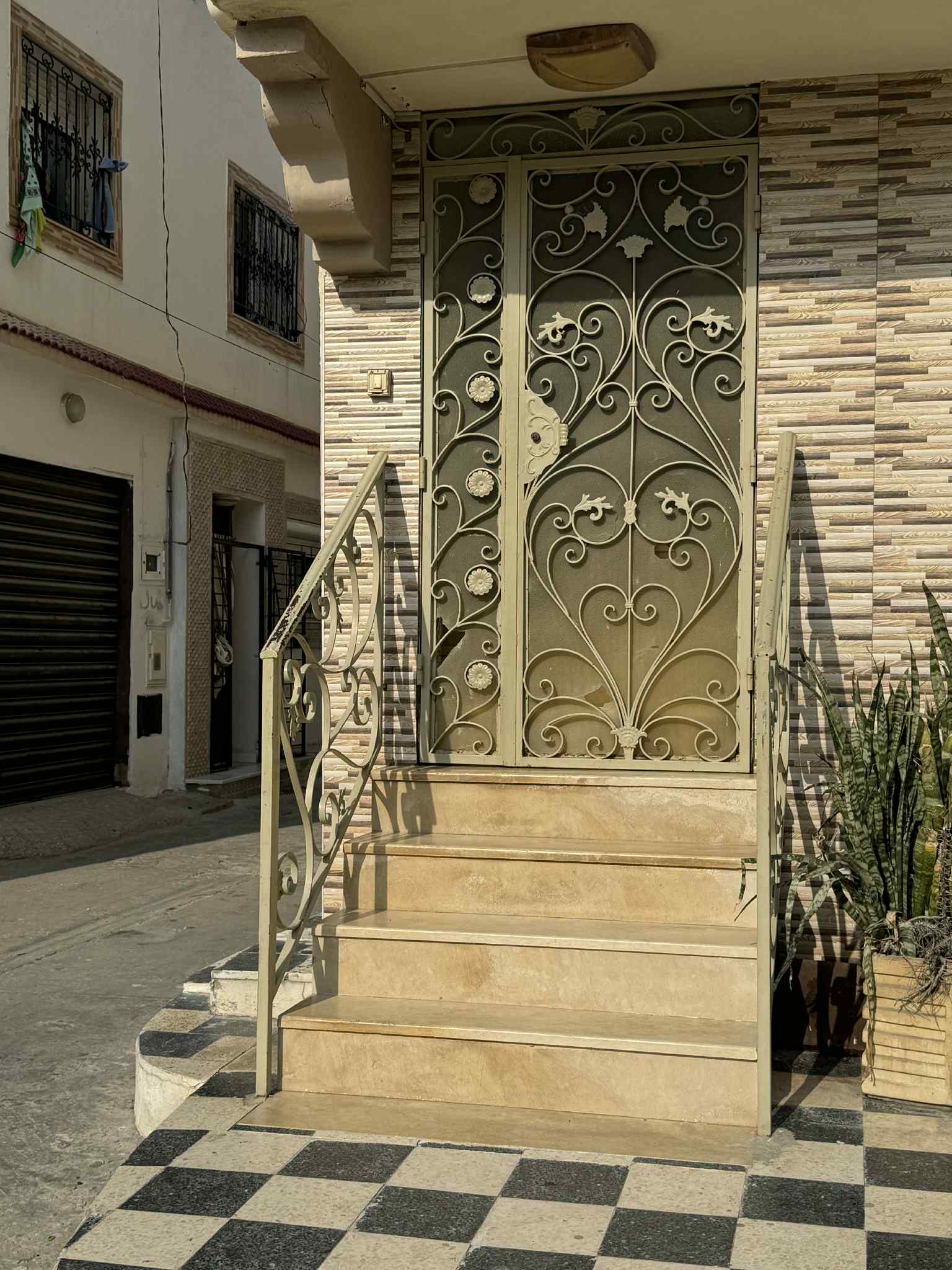 Soliman Soliman Vente Appart. 4 pices Maison 2 etages sur route principale