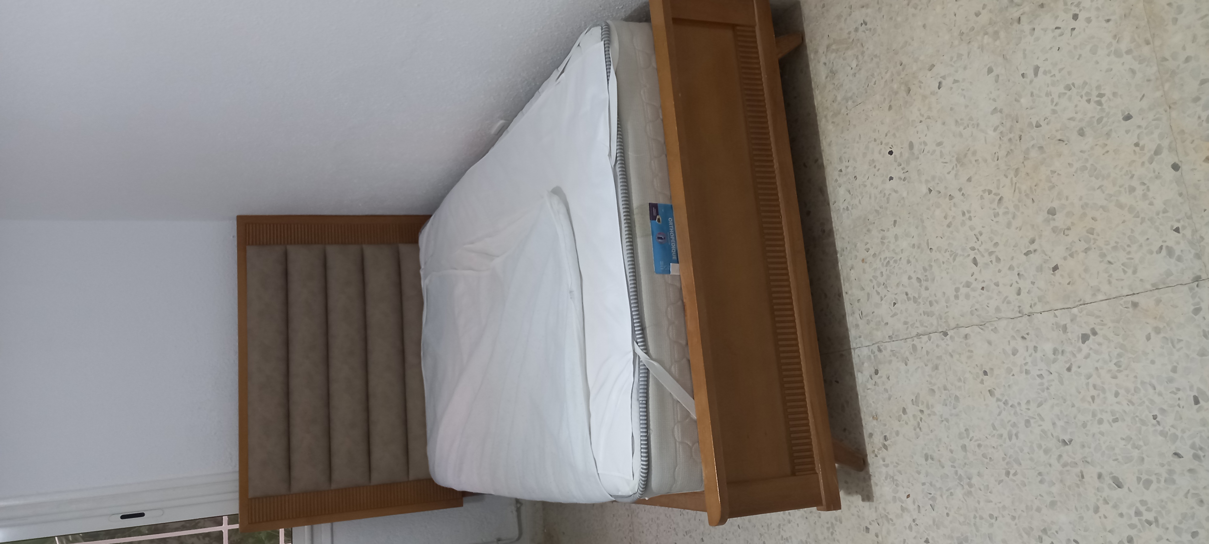 El Menzah El Manar 1 Chambres  coucher Lits Lit table de nuit et armoire