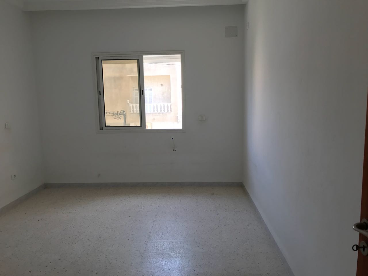 La Soukra Borj Louzir Location Appart. 3 pices Appartement salon deux chambres et terrasse