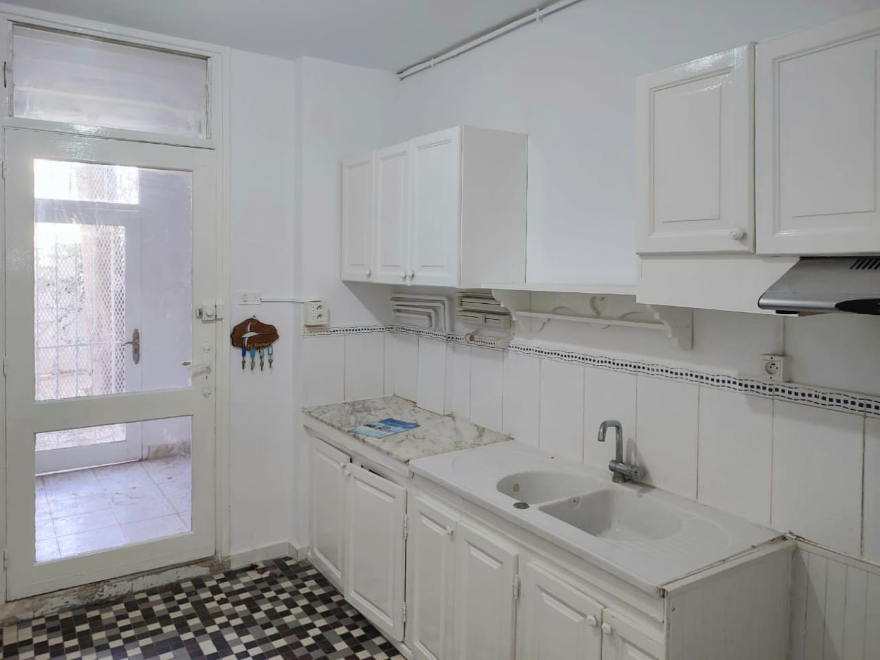 El Menzah Cite El Mahrajene Location Appart. 4 pices Appartement s3 rdc avec jardin