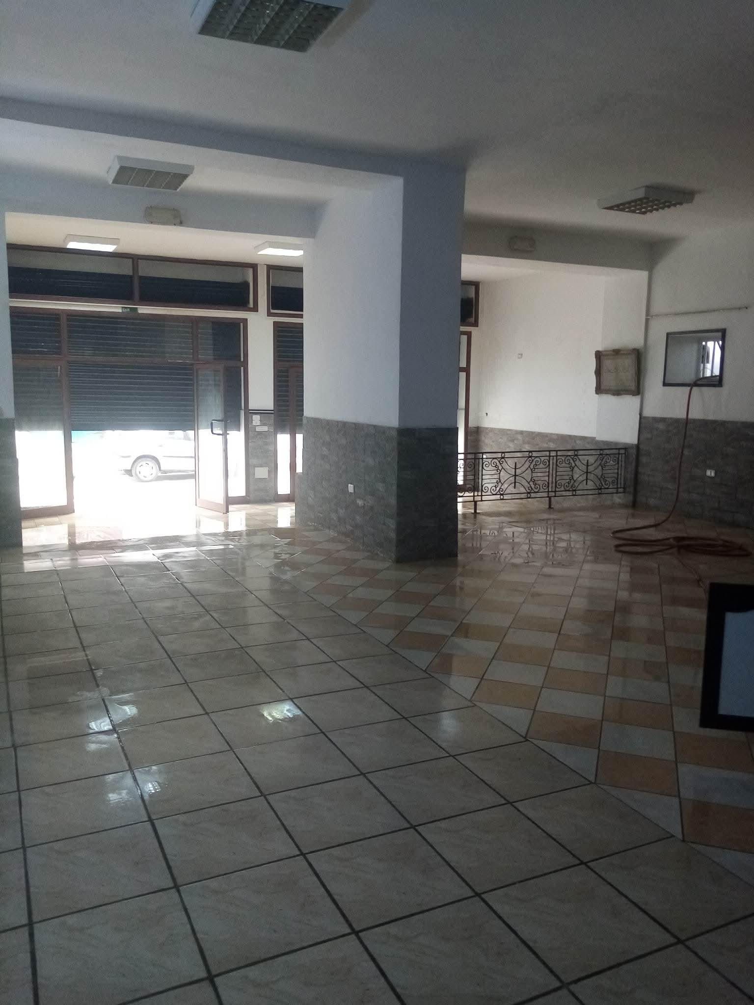 El Kram Le Kram Bureaux & Commerces Surfaces Super local  usage dpt au kram 220m2
