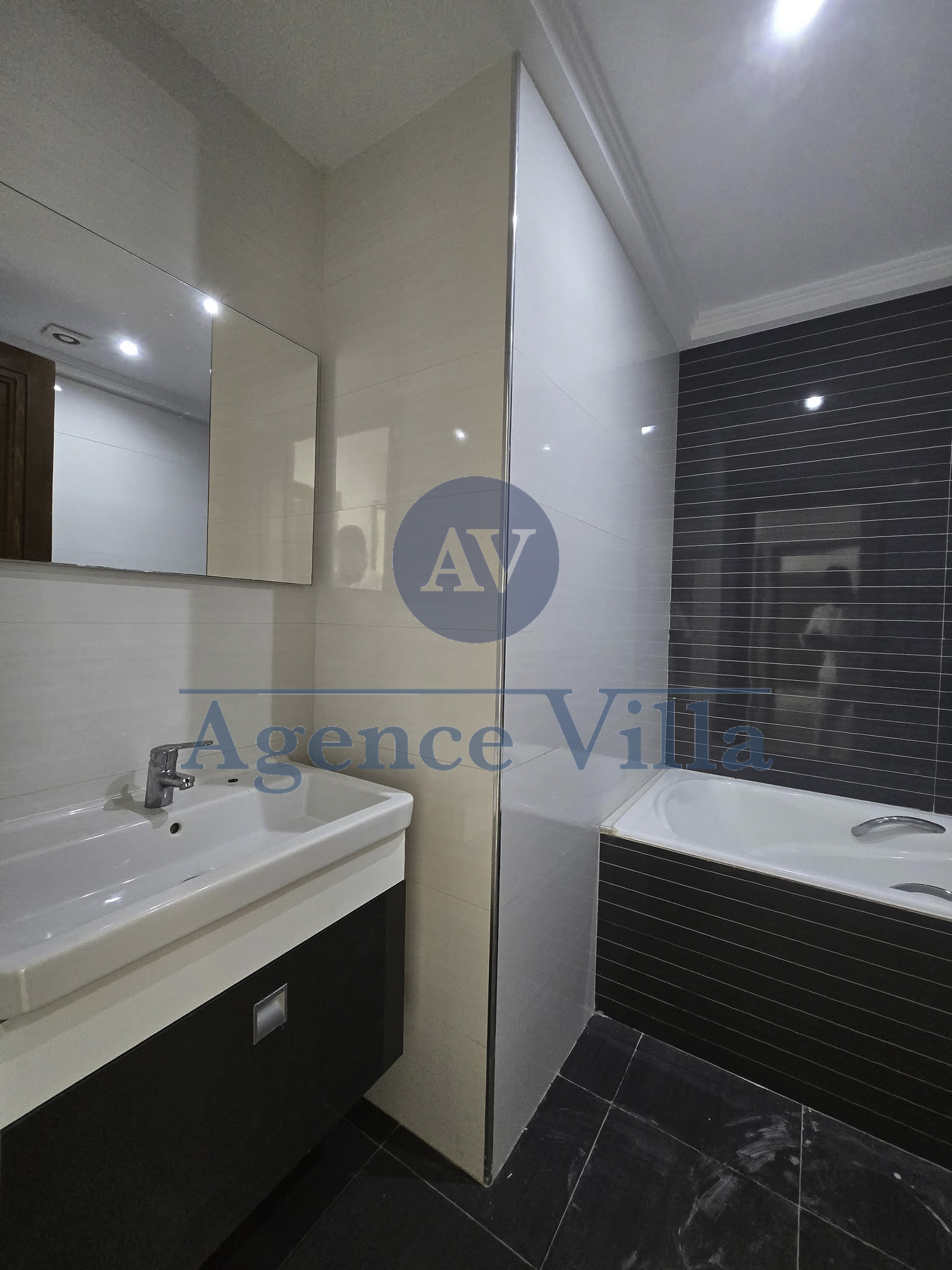 Ain Zaghouan Jardins de Carthage Location Appart. 5 pices+ Un app s3 au jardin de carthage  avec terrasse
