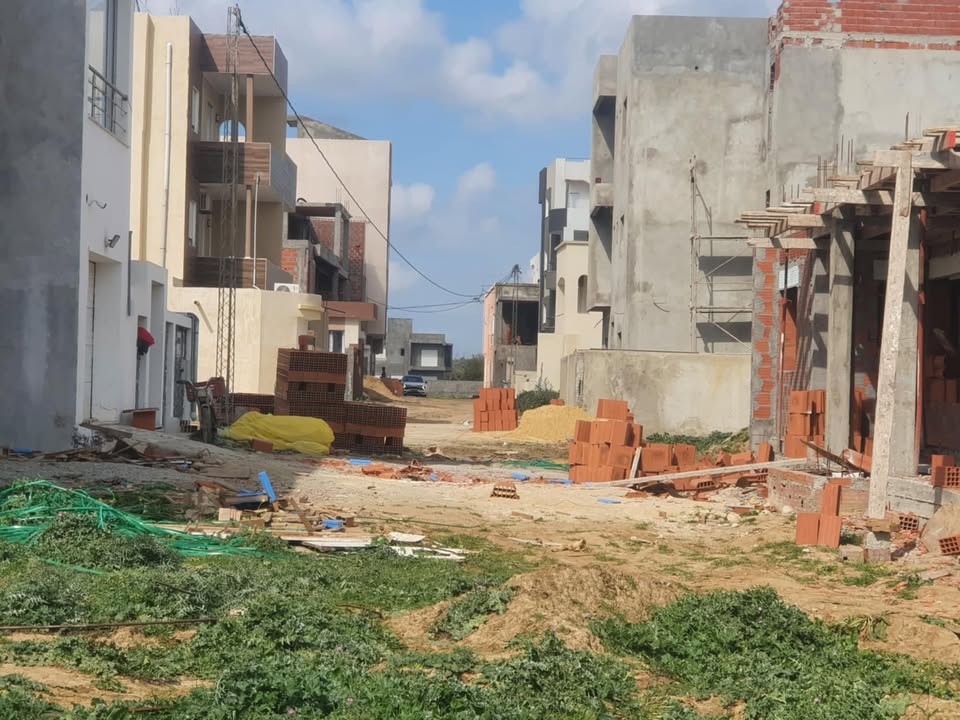 Hammam El Ghezaz Ezzahra Terrain Terrain nu Un terrain  plage ezzahra klibia sur deux rues