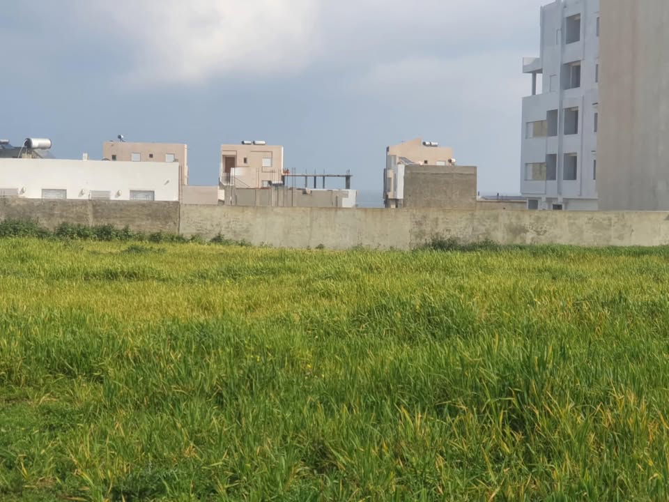Hammam El Ghezaz Ezzahra Terrain Terrain nu Un terrain  plage ezzahra klibia sur deux rues