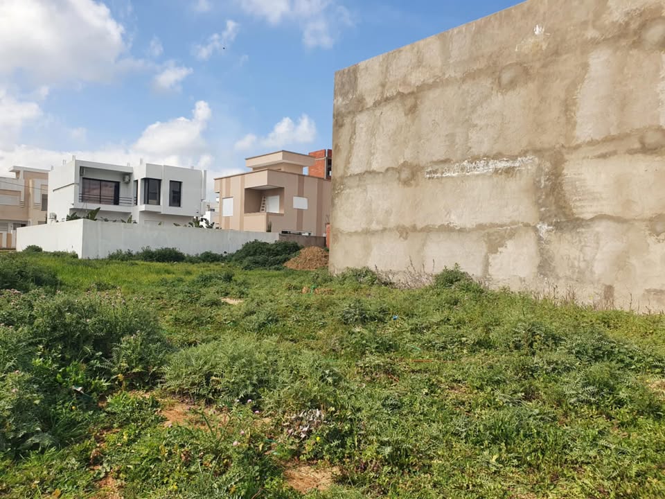 Hammam El Ghezaz Ezzahra Terrain Terrain nu Un terrain  plage ezzahra klibia sur deux rues