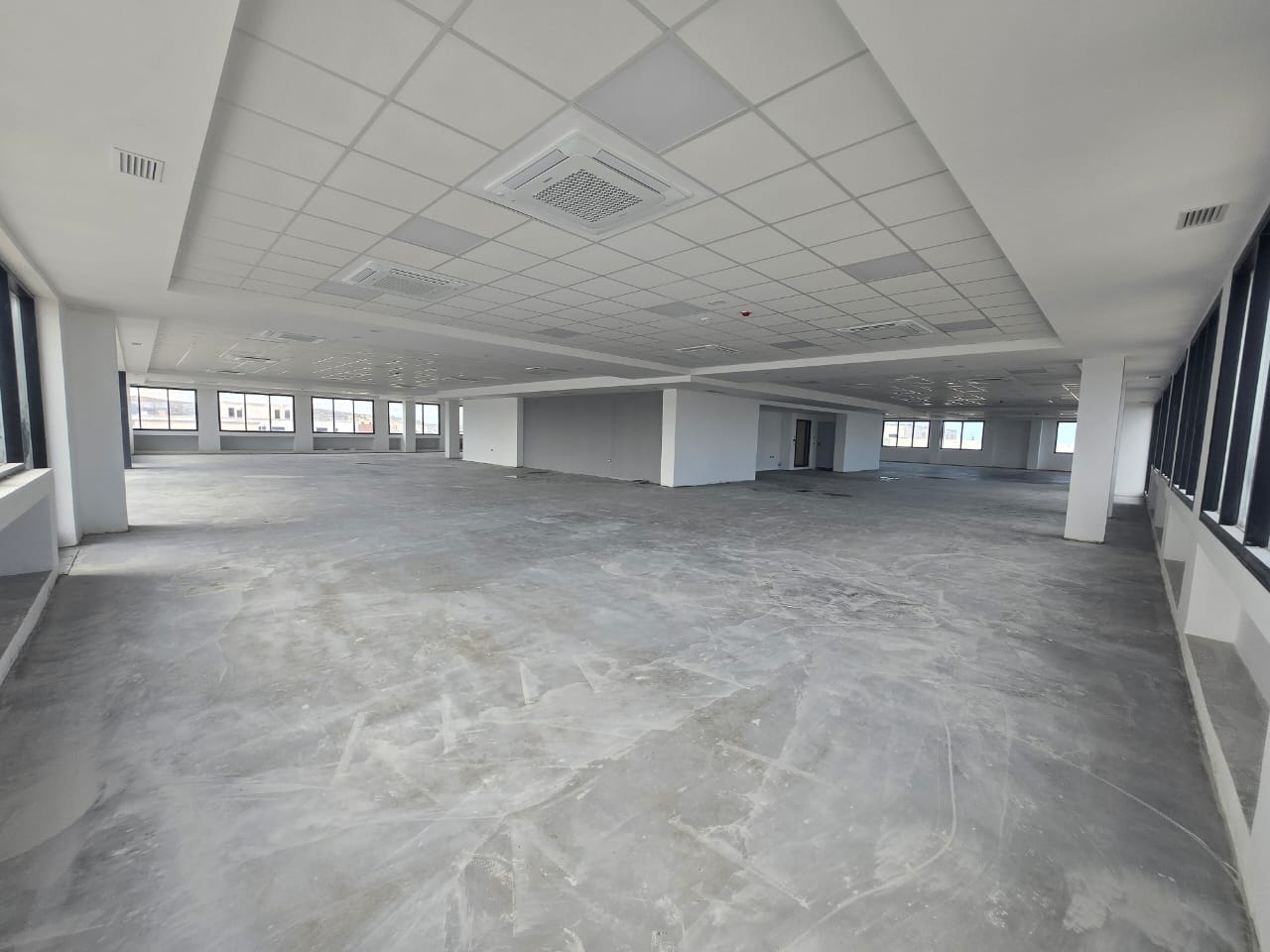 Raoued Cite El Ghazala 2 Bureaux & Commerces Bureau Open space 1220 m2 high tech au pole la gazelle