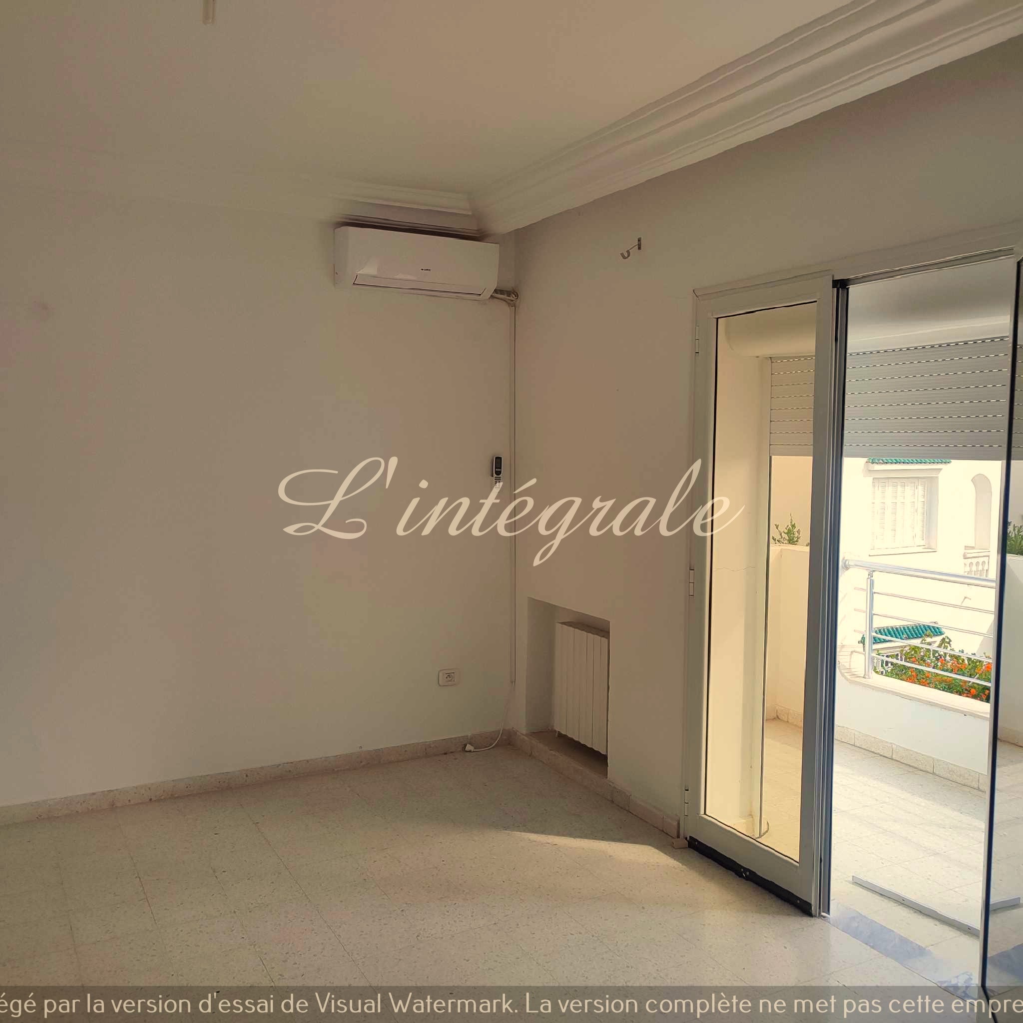 Ariana Ville El Menzah 8 Location Appart. 4 pices Spacieux tage de villa s3