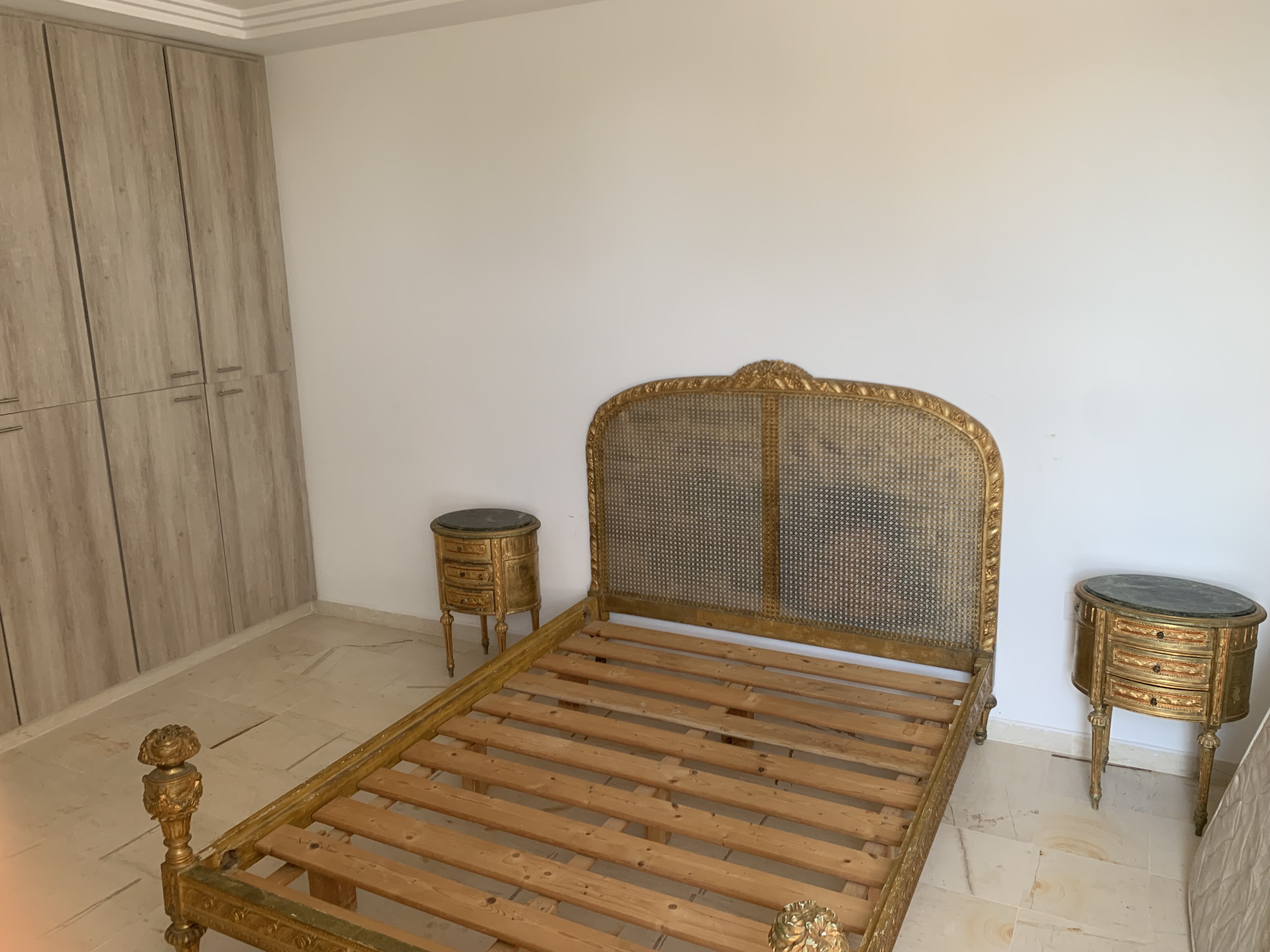 Raoued Ariana Essoughra Location Appart. 4 pices S plus 3 meubl mbm 04