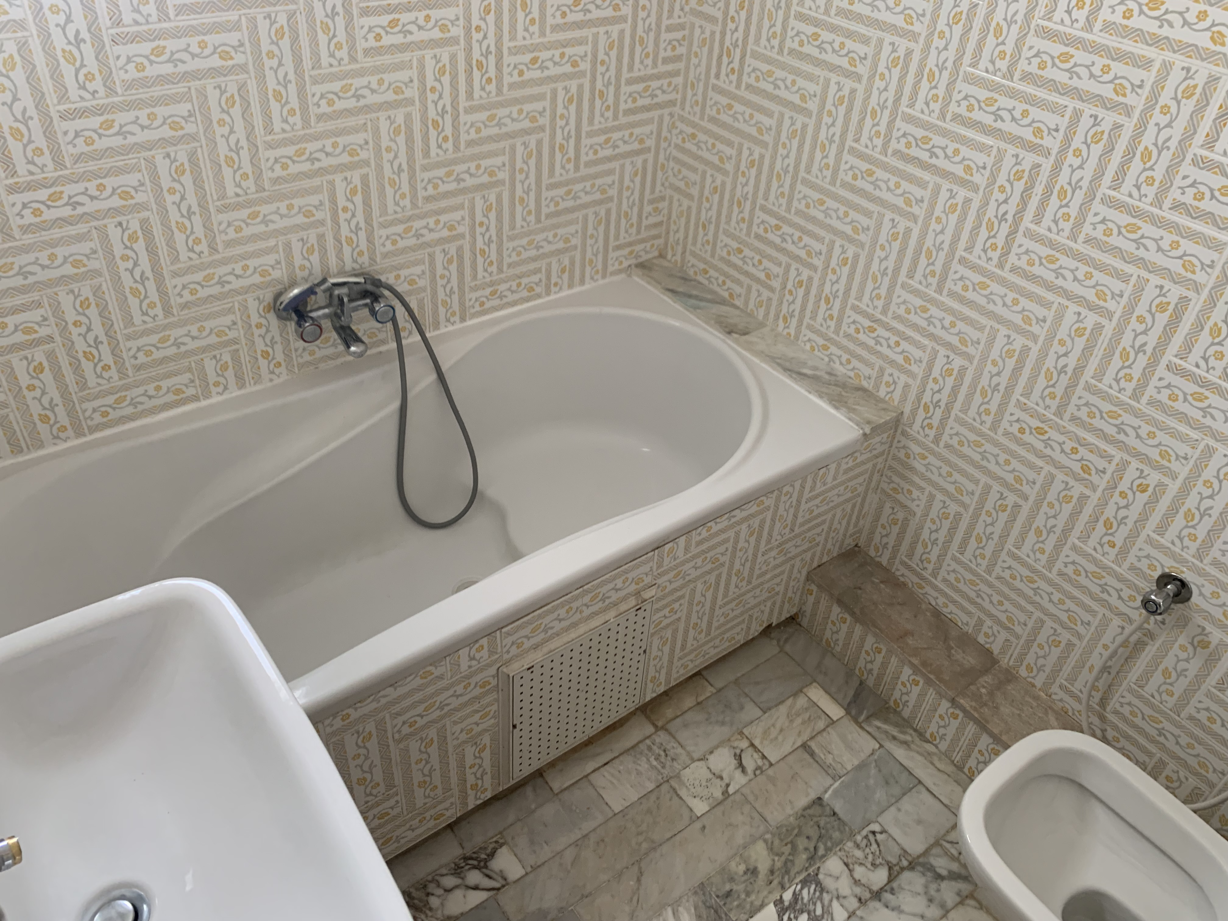 Raoued Ariana Essoughra Location Appart. 4 pices S plus 3 meubl mbm 04