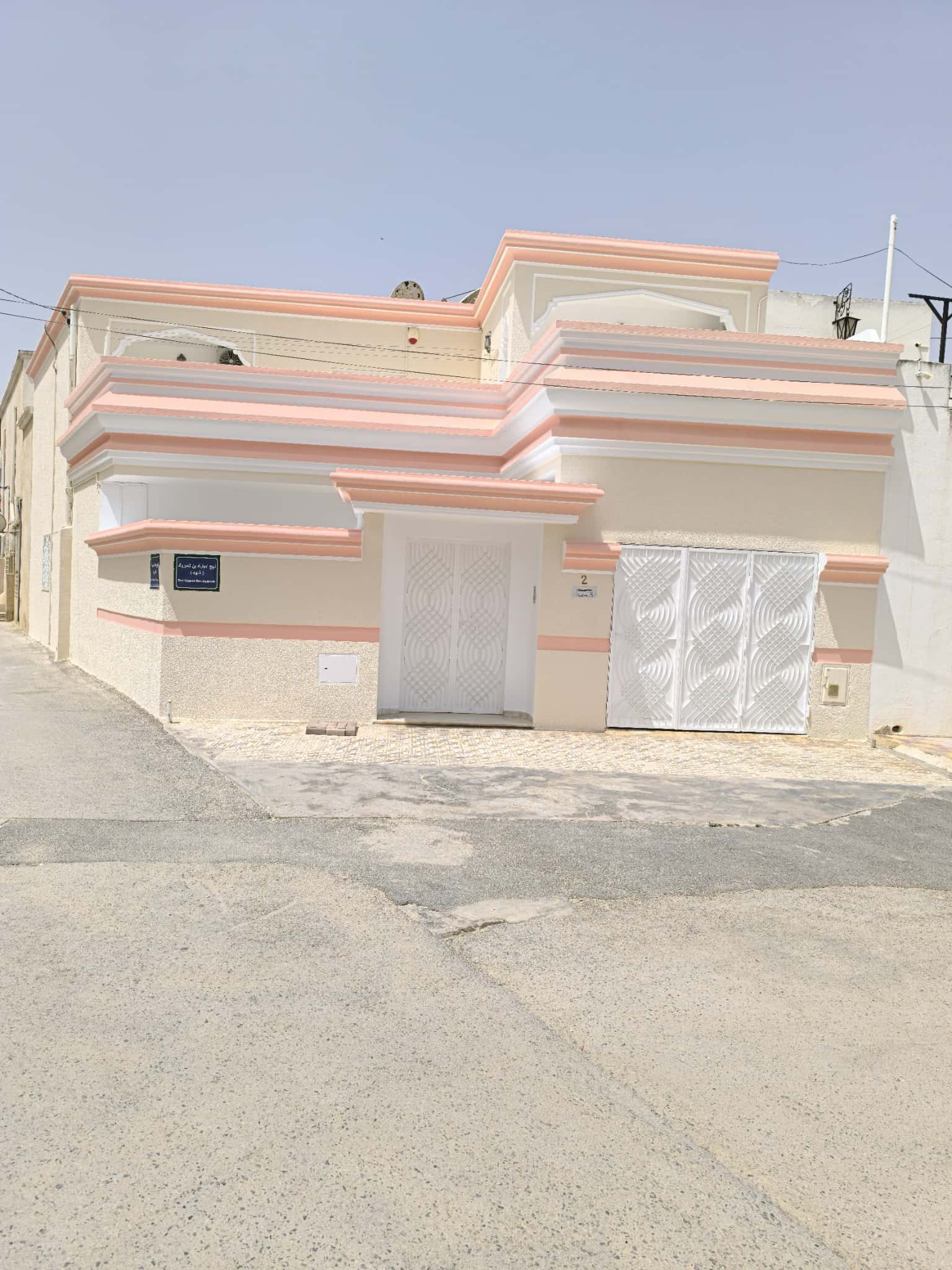 Ezzouhour (Tunis) Cite Ezzouhour Vente Maisons Belle maison 230 m2  salon et 5 ch plus terrasse