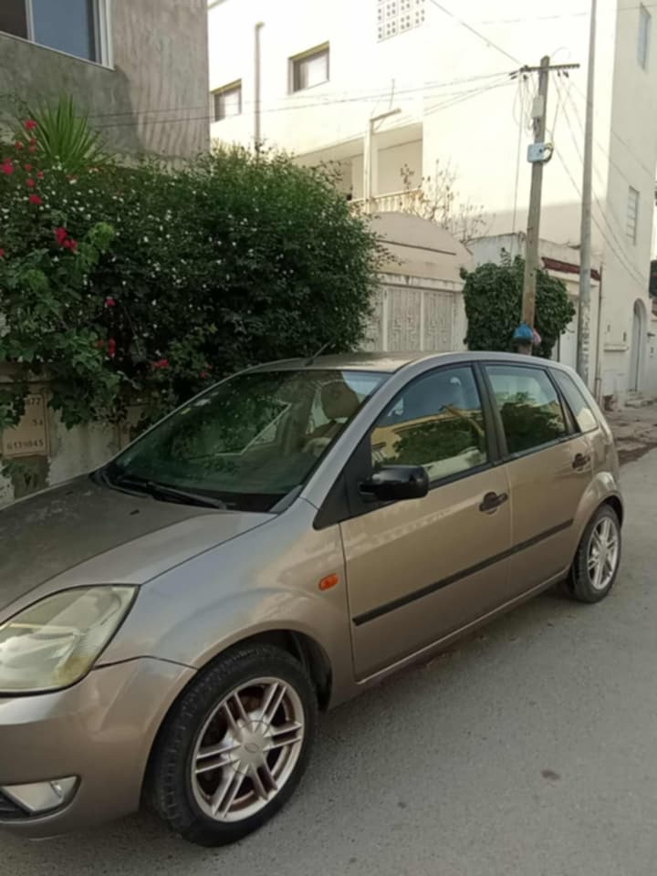 Mannouba La Mannouba Ford Autre Modle Voiture bien entretenue lel kssiba