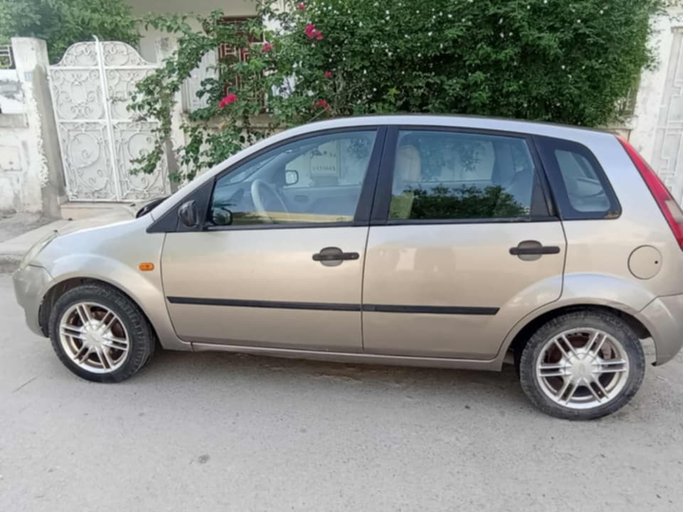 Mannouba La Mannouba Ford Autre Modle Voiture bien entretenue lel kssiba