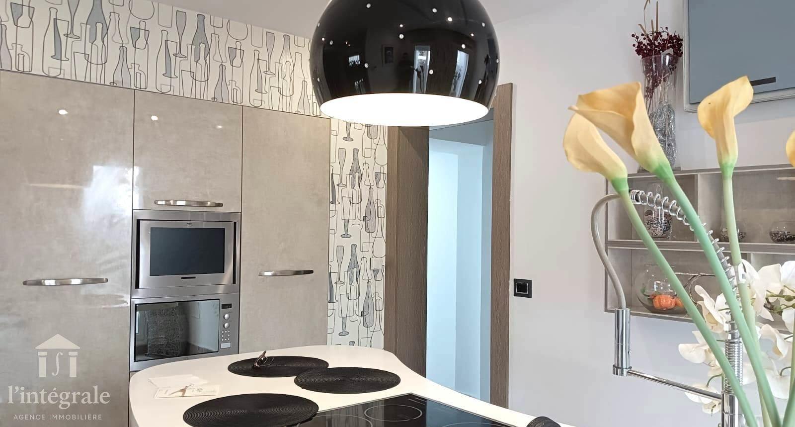 Ariana Ville El Menzah 8 Vente Maisons Villa de prestige avec piscine  menzah8