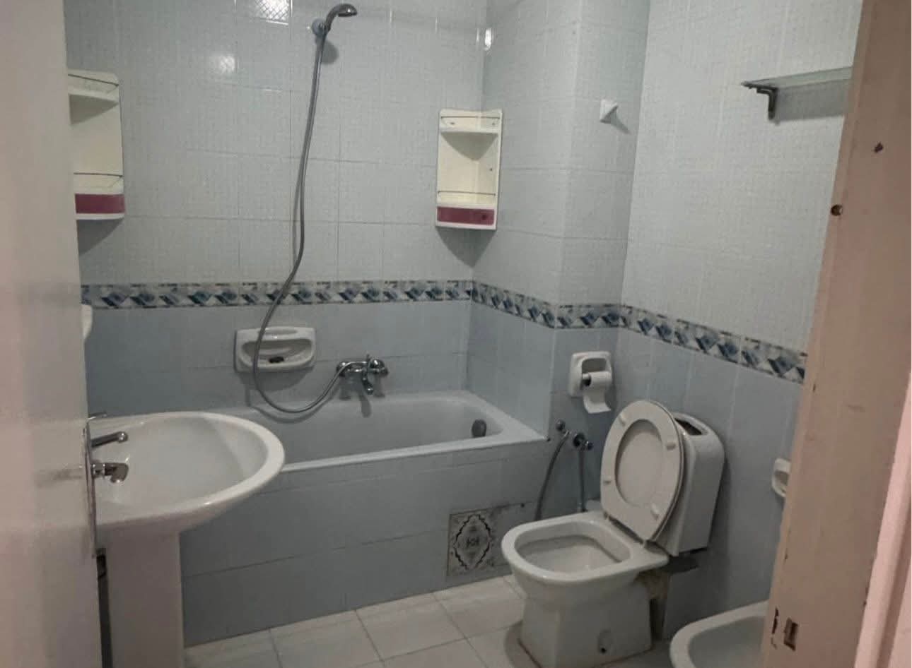 Ariana Ville El Menzah 5 Location Appart. 4 pices S3 1500 d menzah 5