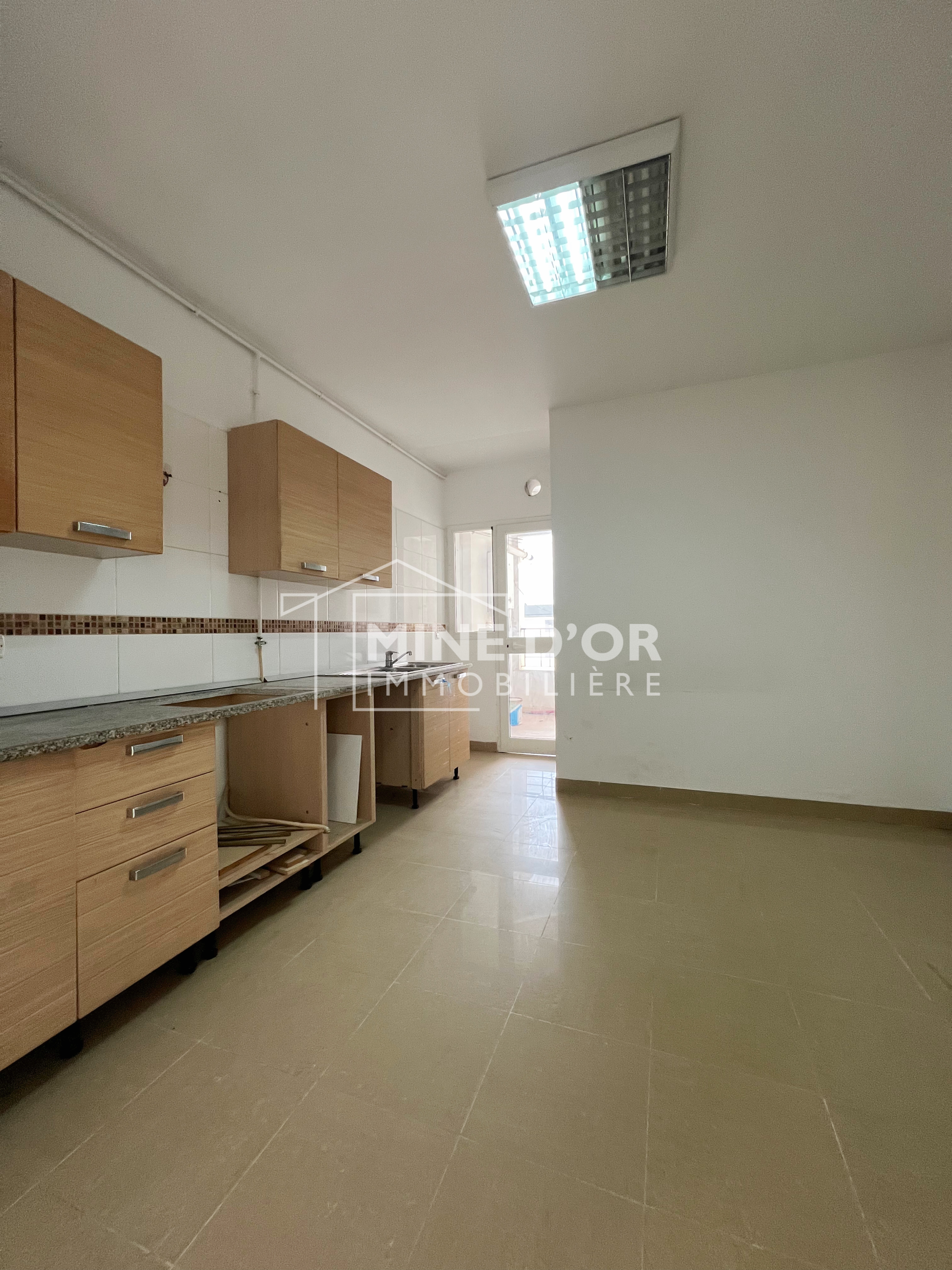 Cite El Khadra Zone urbaine nord Location Appart. 3 pices Al apprt s2 a usage bureautique ou habitation