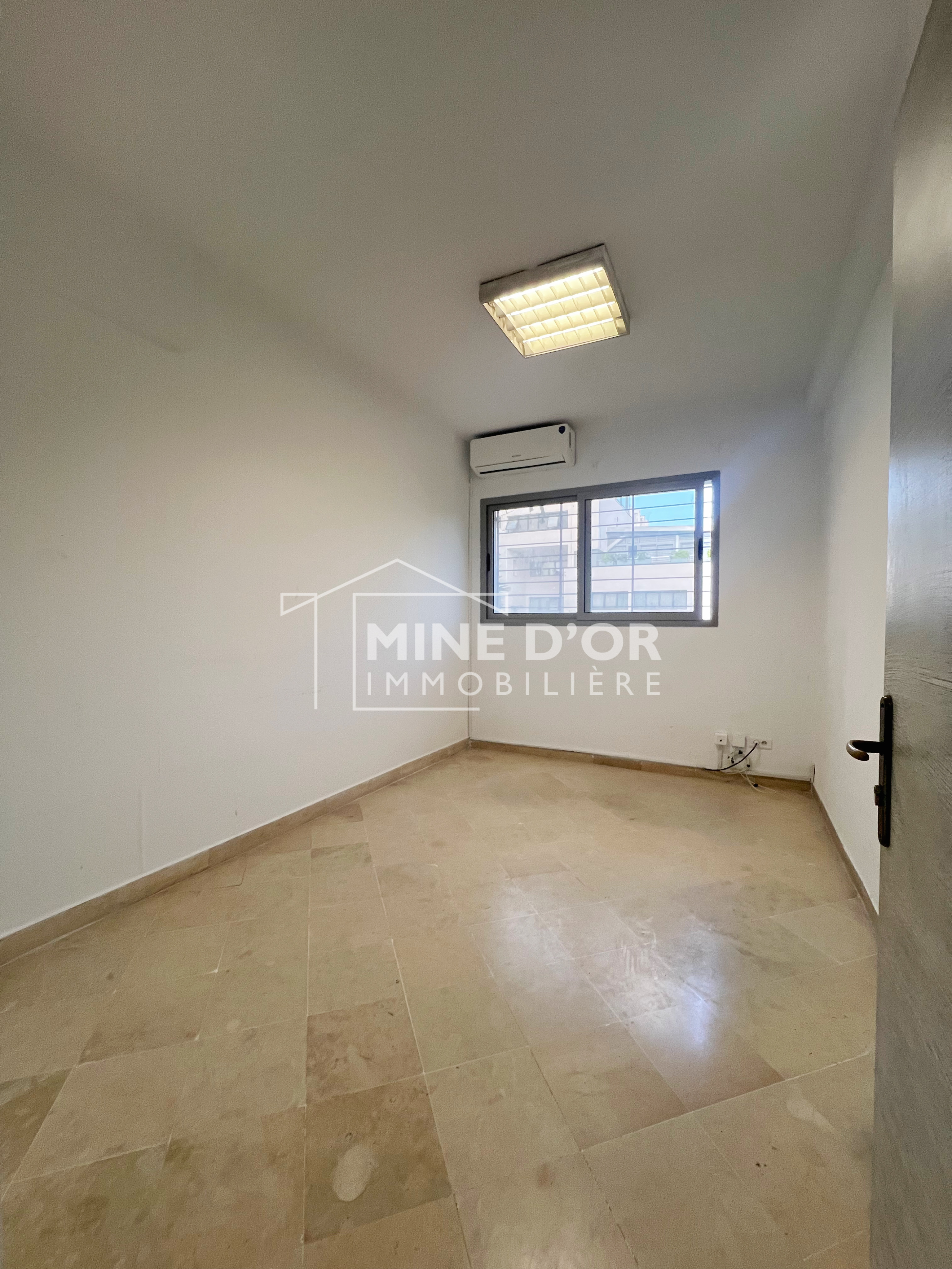 Bab Bhar&nbsp;Montplaisir&nbsp;Bureaux & Commerces&nbsp;Bureau&nbsp;Al bureau hall plus deux pi�ces � monplaisir