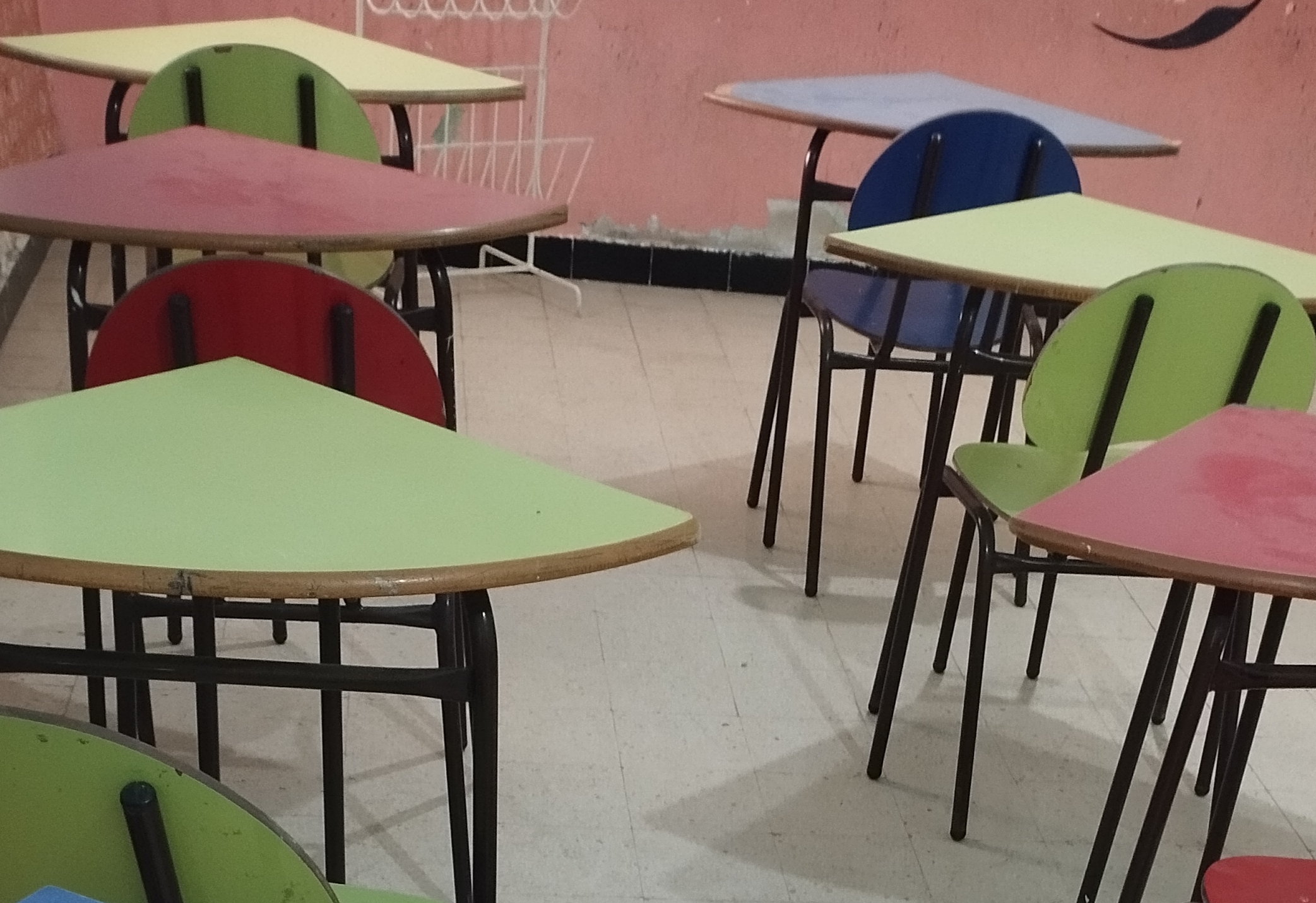 Gabes Medina Gabes Meubles de bureau Bureaux - Tables Meuble pour garderie scolaire en trs bon tat