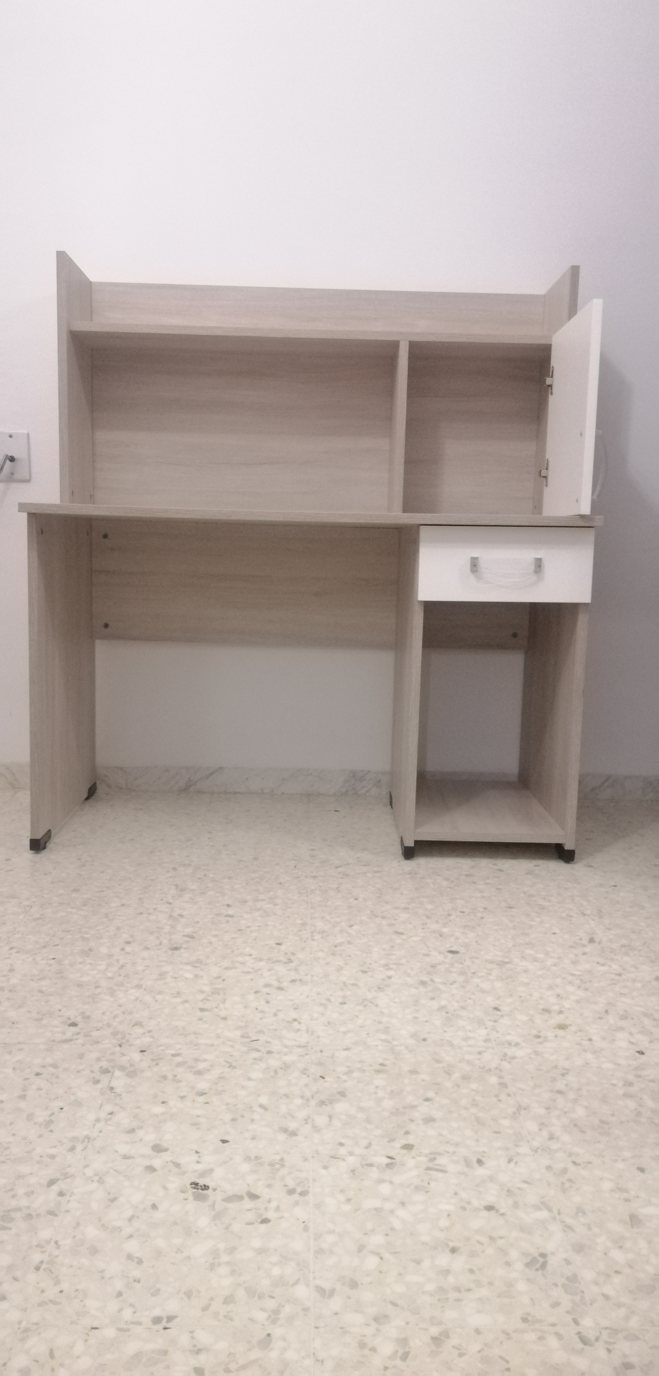 Mnihla Jardins d'el Menzah Meubles de bureau Bureaux - Tables Bureau tat neuf