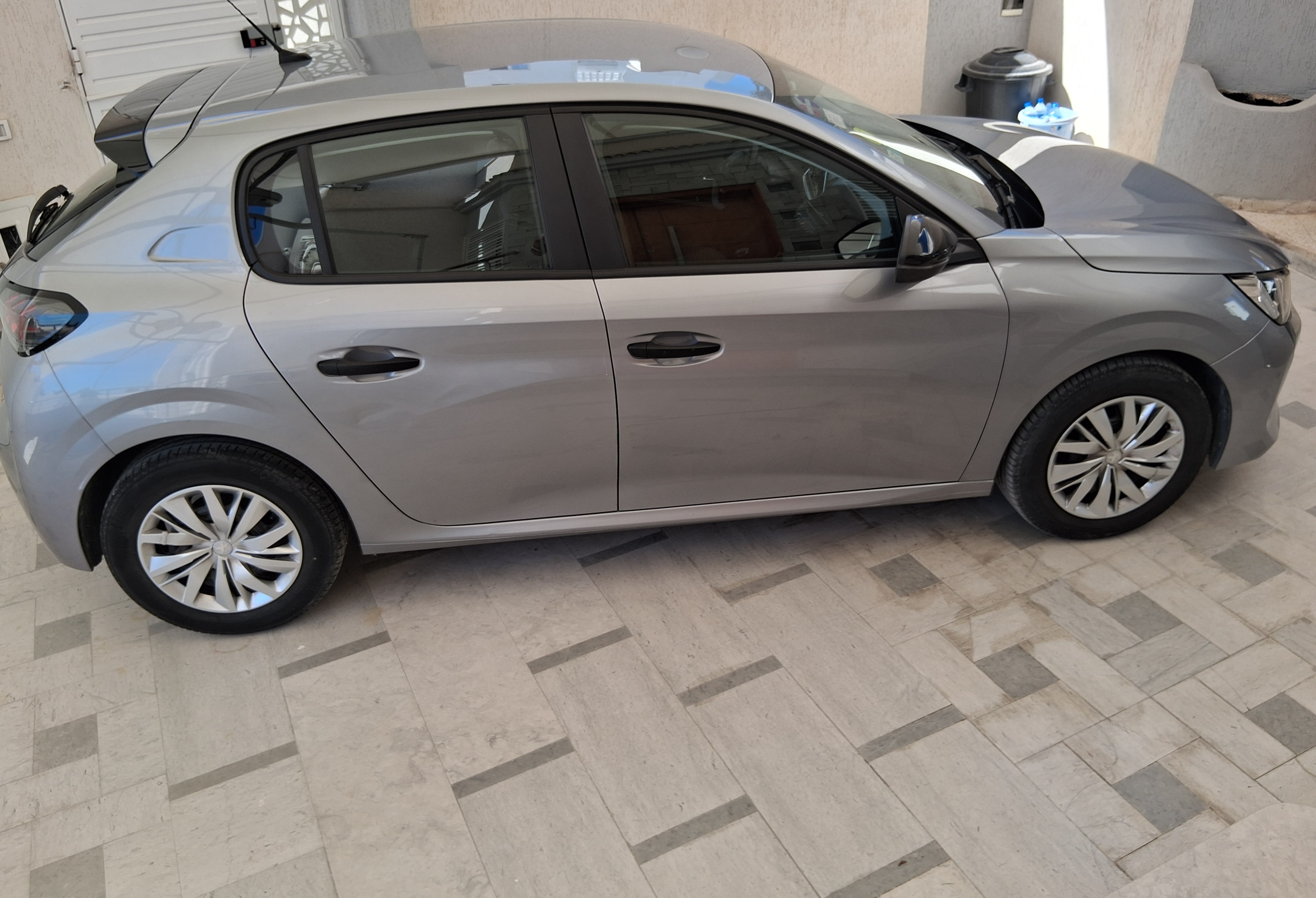 Ariana Ville Cite Ennasr 2 Peugeot 208 208 neuve 25 mois encore sous garantie faible km