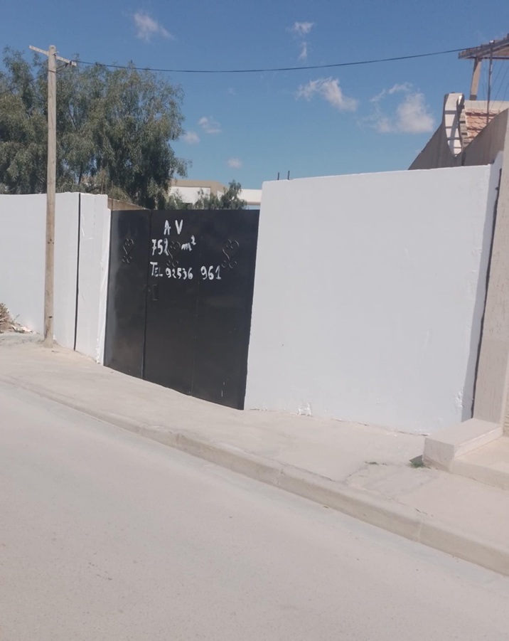 Sfax Sud Merkez Kassas Terrain Terrain nu Petit jnen  la route soukra sfax