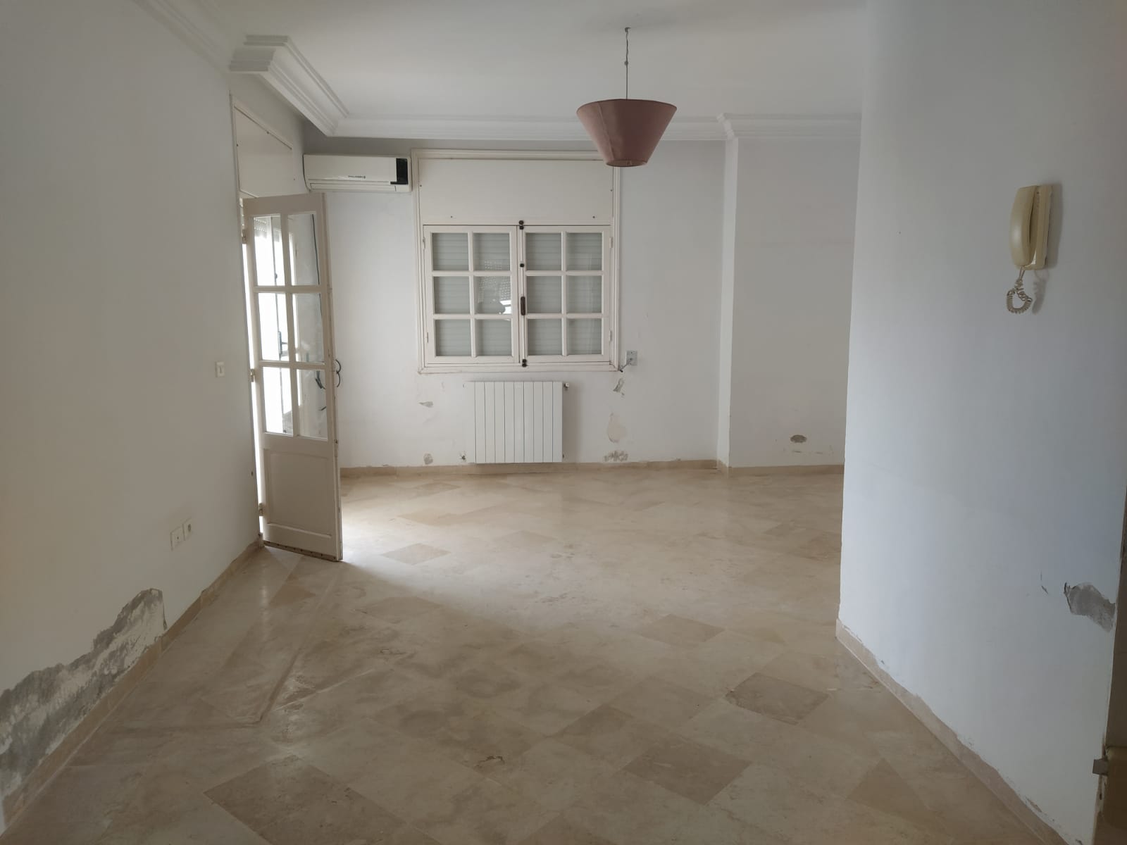 Mnihla Mnihla Location Appart. 3 pices Salon et 3 chambres cuisine et sanitaires parking