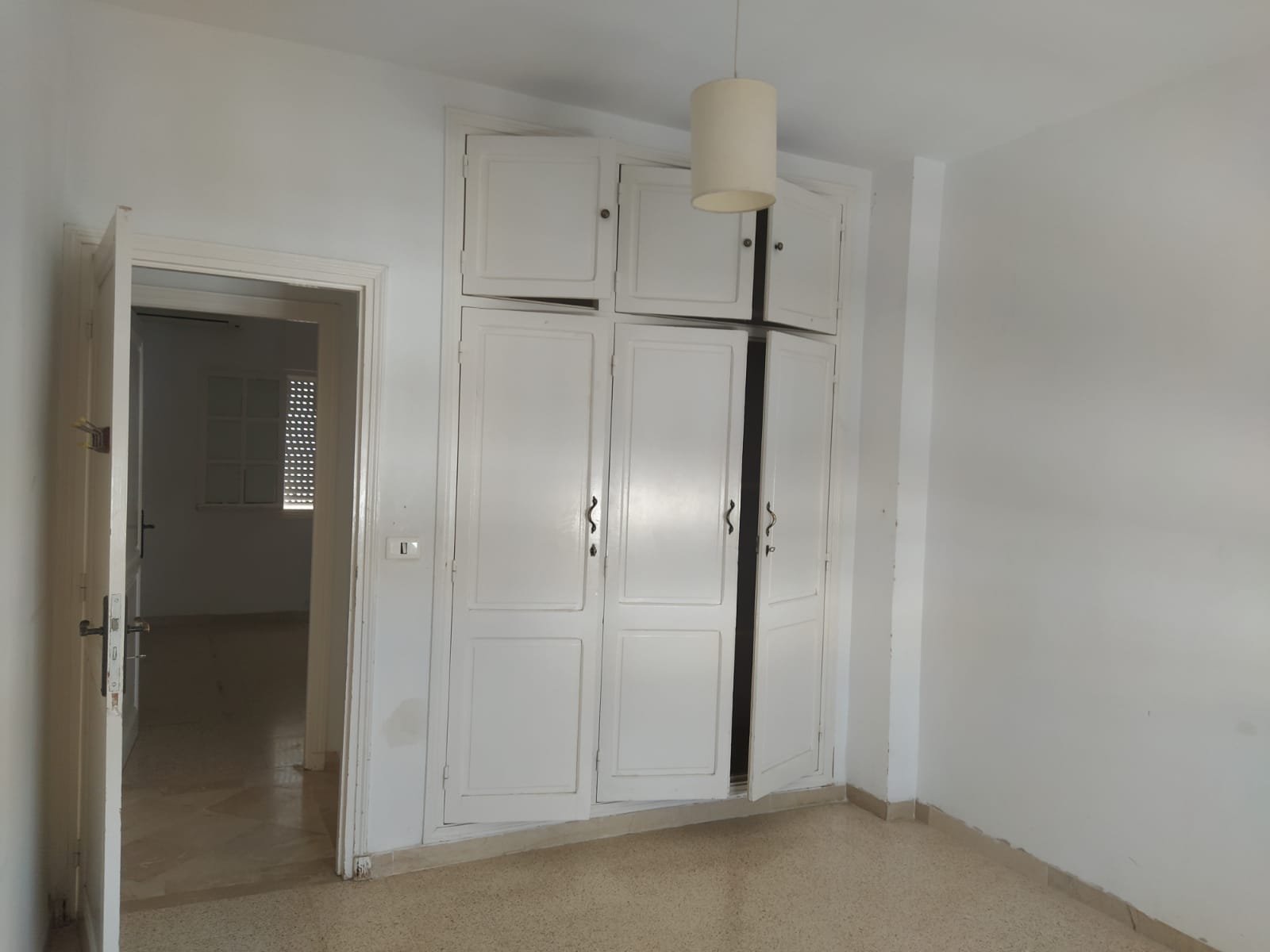 Mnihla Mnihla Location Appart. 3 pices Salon et 3 chambres cuisine et sanitaires parking