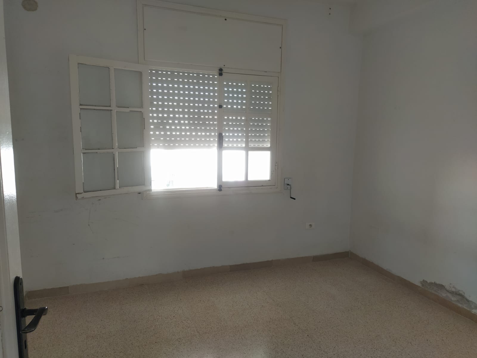 Mnihla Mnihla Location Appart. 3 pices Salon et 3 chambres cuisine et sanitaires parking