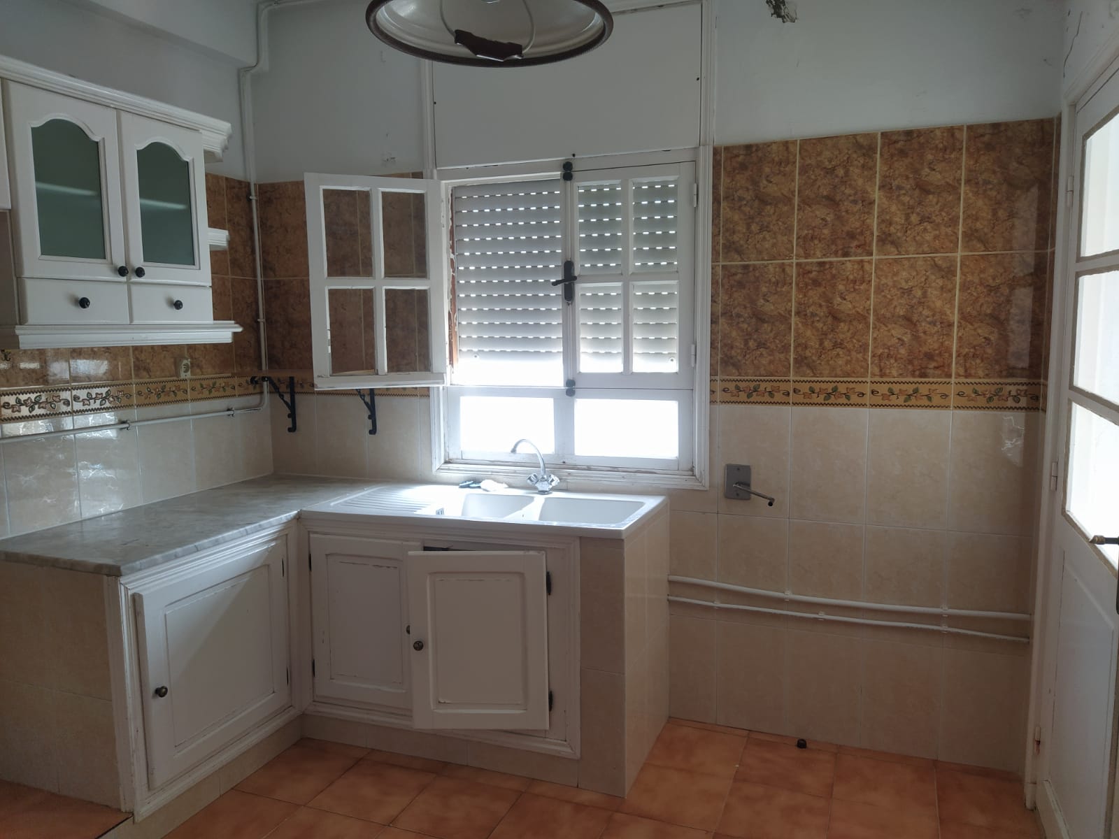 Mnihla Mnihla Location Appart. 3 pices Salon et 3 chambres cuisine et sanitaires parking