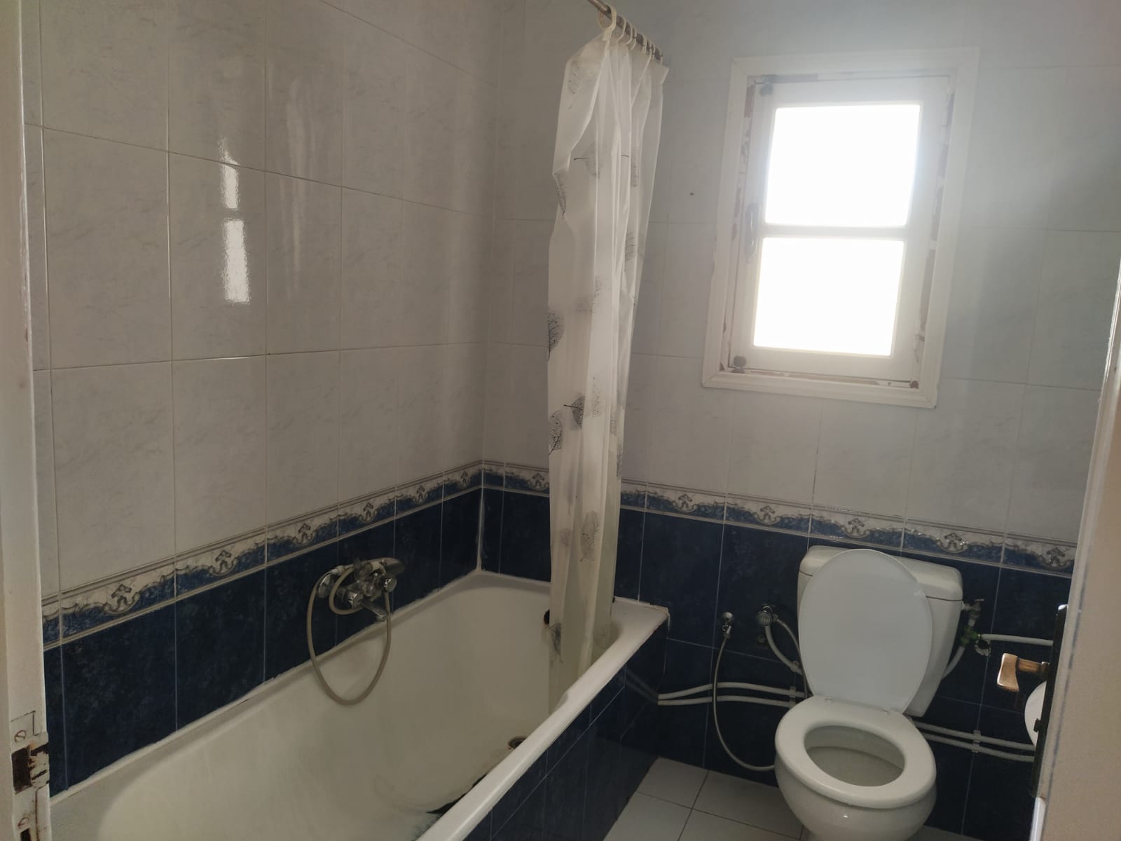 Mnihla Mnihla Location Appart. 3 pices Salon et 3 chambres cuisine et sanitaires parking
