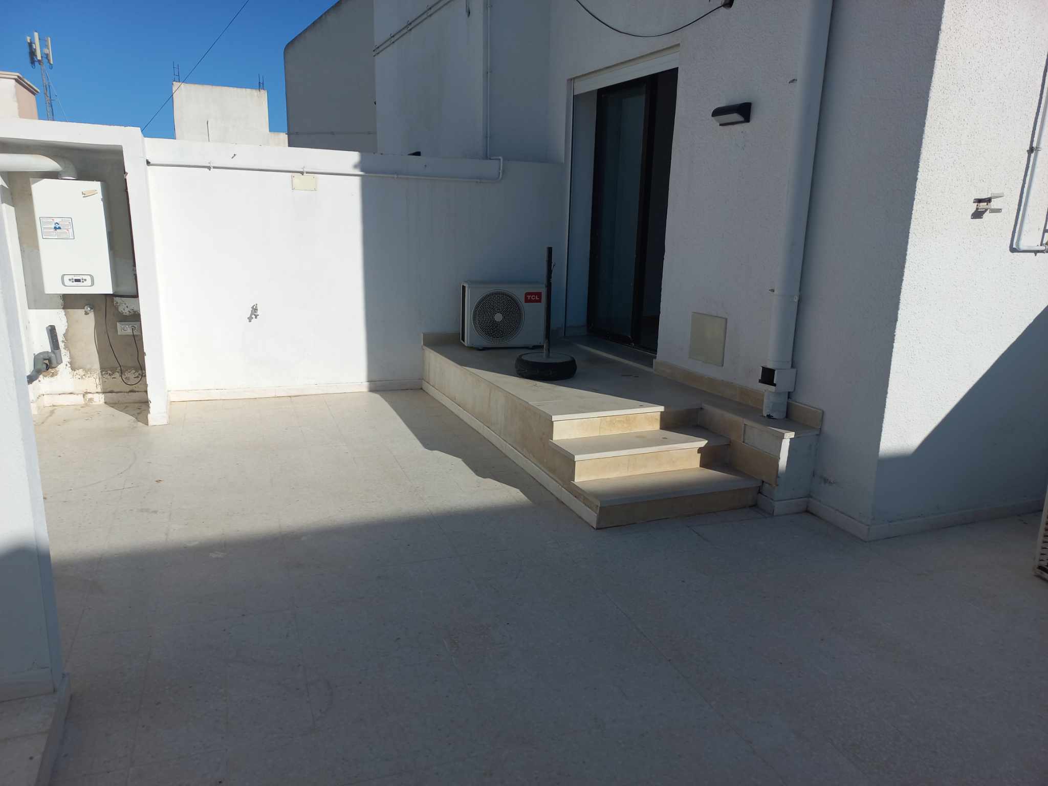 Ain Zaghouan Ain Zaghouan Location Appart. 1 pice S1 avec terrasse  el aouina