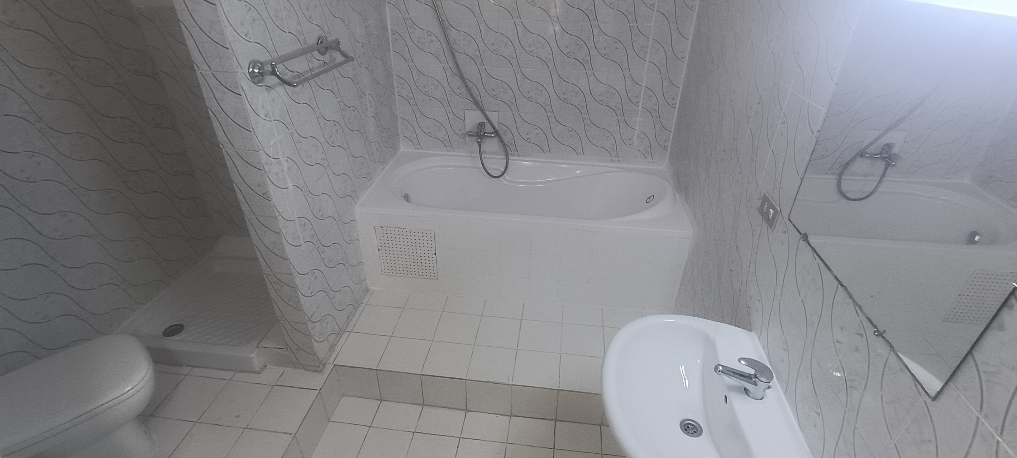 El Menzah Cite El Mahrajene Location Appart. 4 pices Appart s3 rdc avec jardin