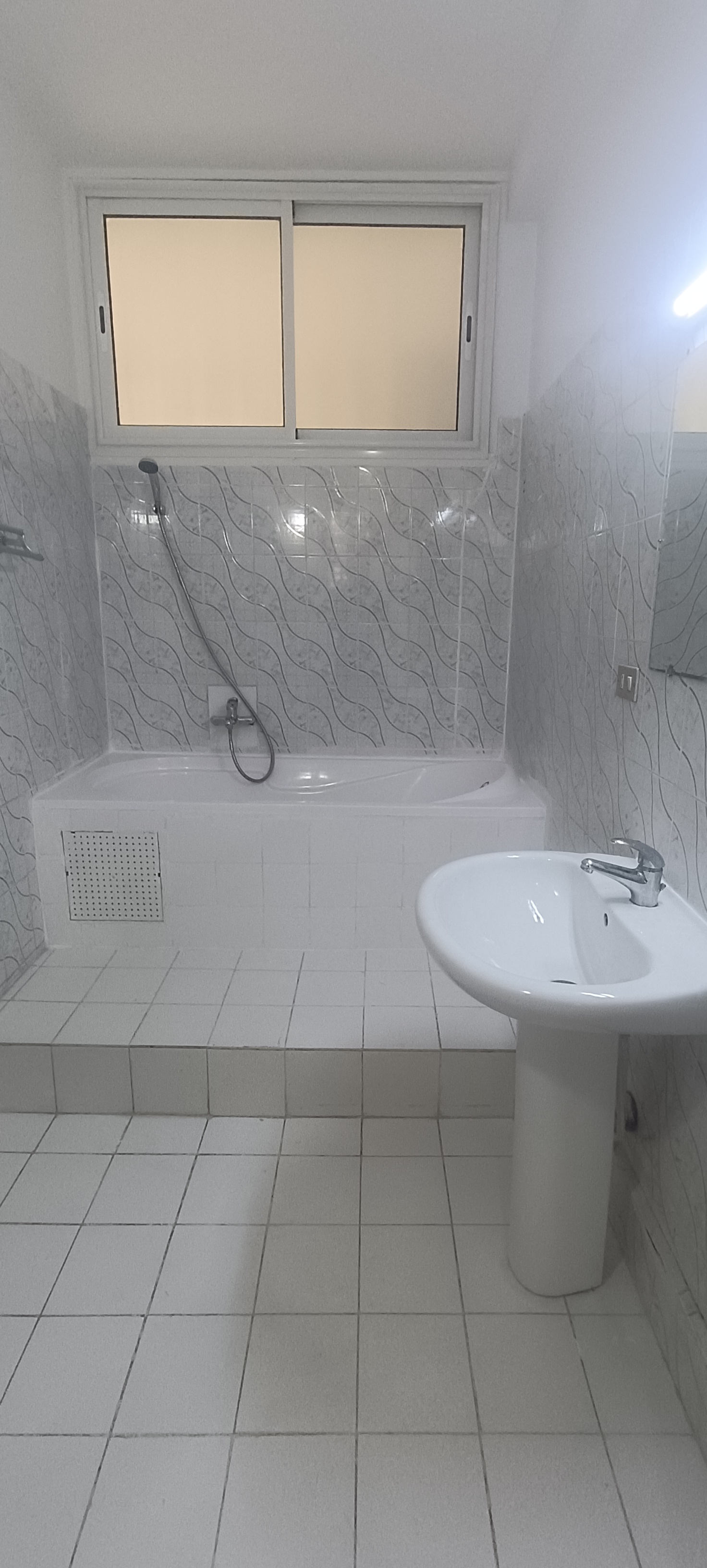 El Menzah Cite El Mahrajene Bureaux & Commerces Bureau Appartement rdc avec jardin usage bureautique