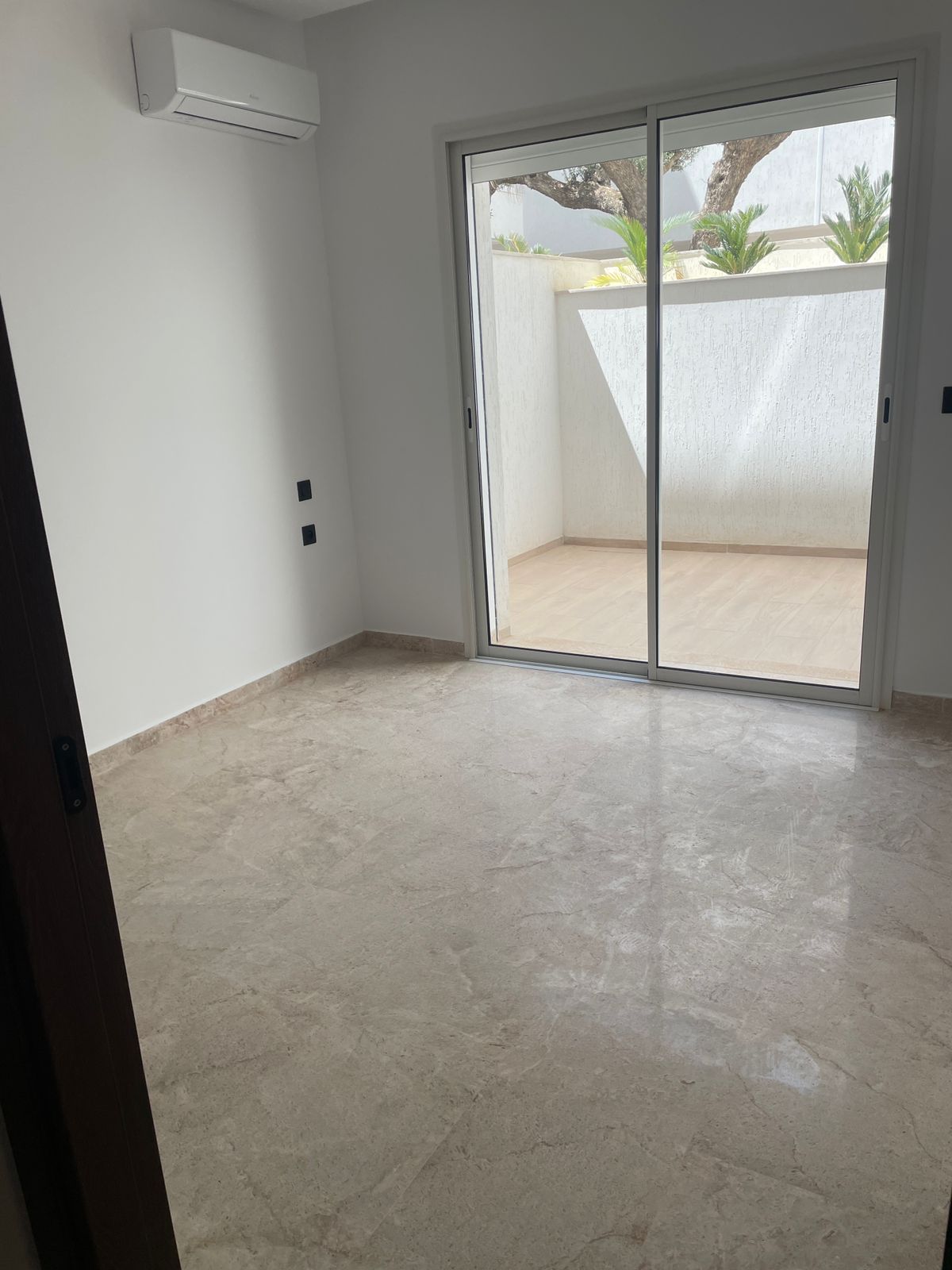 La Soukra Chotrana 1 Location Appart. 1 pice Studio de luxe dans une residence garde