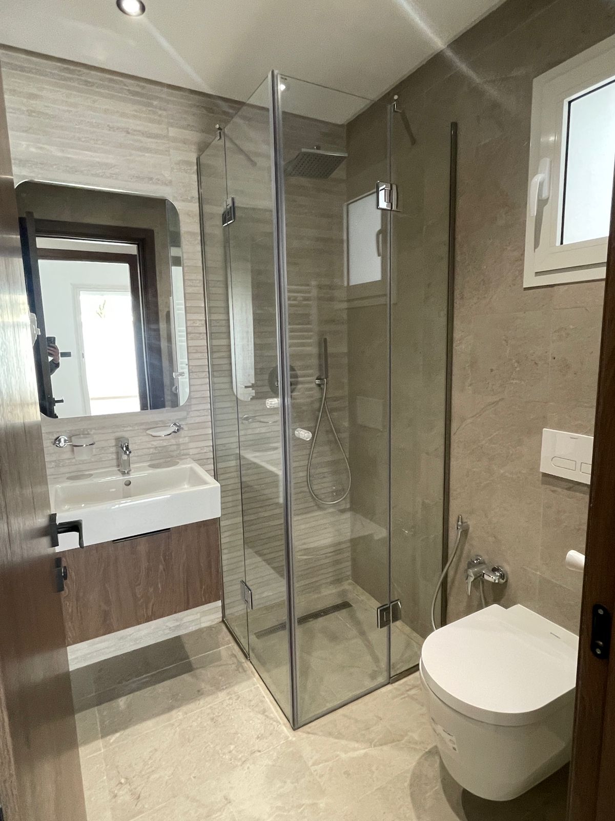 La Soukra Chotrana 1 Location Appart. 1 pice Studio de luxe dans une residence garde