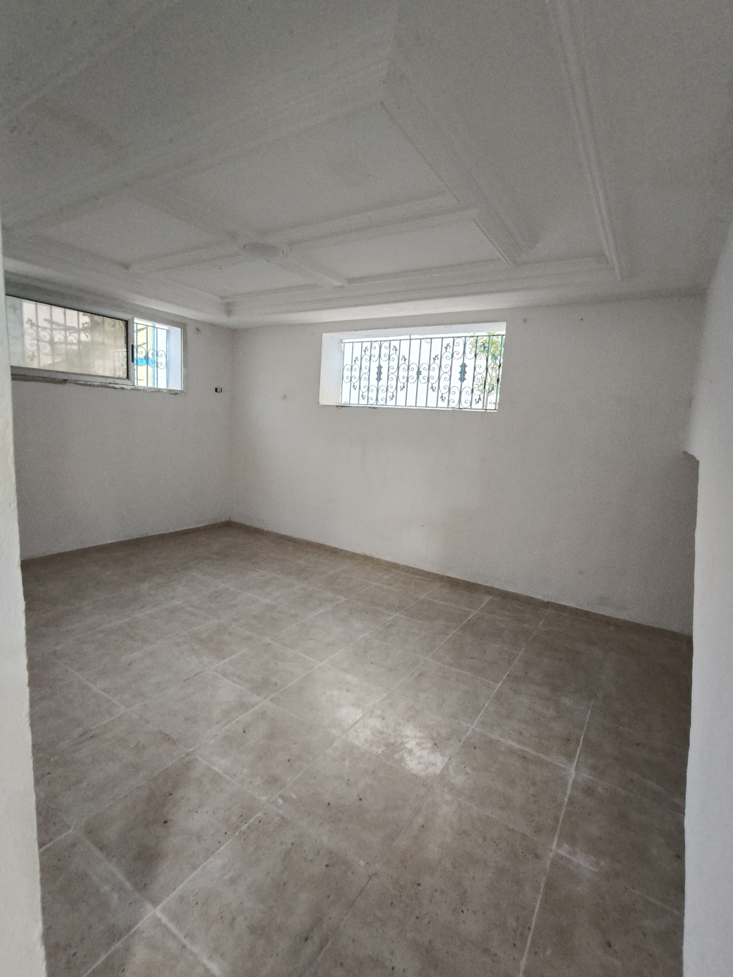 Hammam Chatt Borj Cedria Bureaux & Commerces Atelier,Garage Garage atelier 200 m2 idal pour  projet
