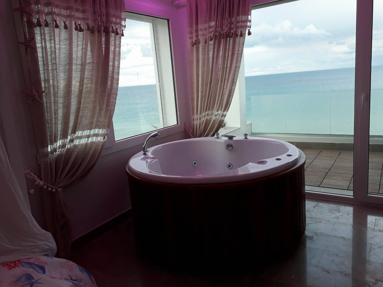 Akouda Chatt Meriem Location Maisons Superbe villa meuble pieds ds l'eau avec piscine