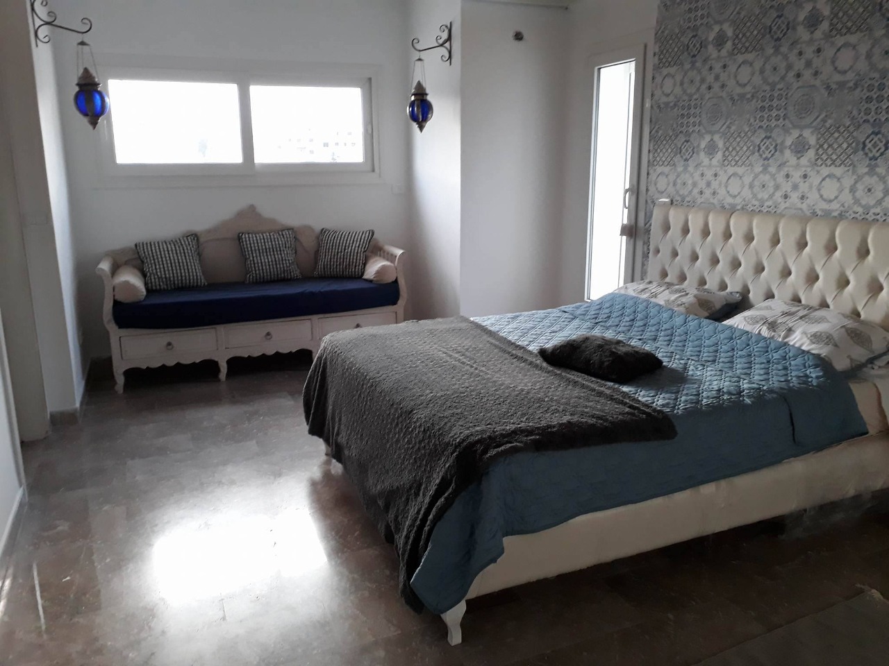 Akouda Chatt Meriem Location Maisons Superbe villa meuble pieds ds l'eau avec piscine