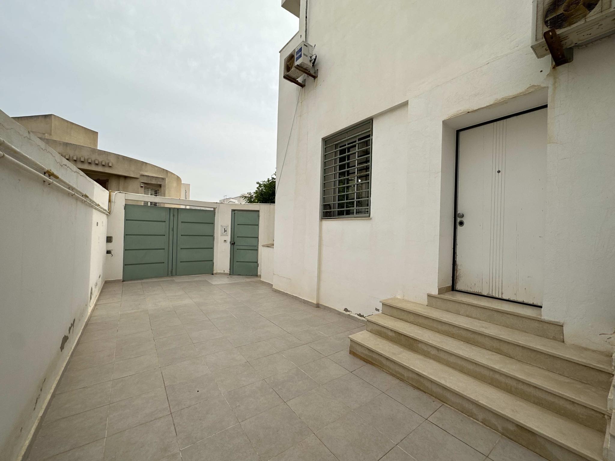 Ariana Ville Cite Ennasr 2 Location Maisons Triplex s5 haut standing avec jardin  ennasr 2